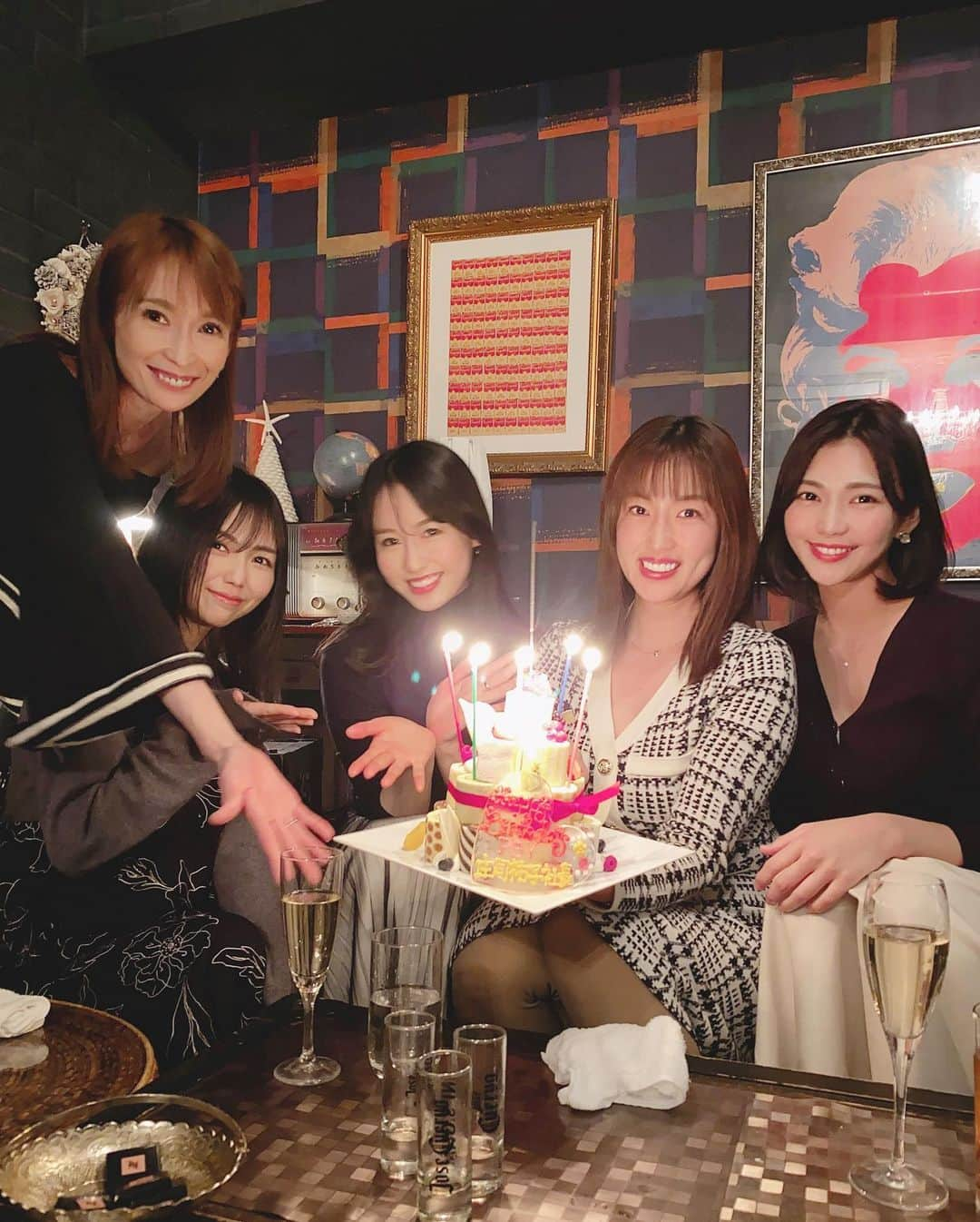 庄司ゆうこさんのインスタグラム写真 - (庄司ゆうこInstagram)「PSY若手メンバーたちが誕生日お祝いしてくれました❣️ みんな忙しい中時間作ってくれることが本当に嬉しい😭✨ そしてインストラクターのみんなから今年は @bonaventura.official ボナベンチュラのカバンをプレゼントしてもらったよ❣️ ピンク、春っぽくて可愛い😍 大事に使います✨✨ そして大好きな友人たちもたくさんお祝いしてくれました💓 最後の動画はももちゃんがハッピーバースデー歌ってくれたよー✨✨ けど、ほとんど私の声しか入ってない、、笑 とにかく毎日ケーキ食べまくりで幸せなんだけど体重計乗るのが怖い🤣 #お誕生日おめでとう#お誕生日#お祝い#ハッピーバースデー#バースデー週間#ポジティブスターヨガ#ヨガインストラクター#みんなありがとう#2月生まれ#幸せな時間」2月26日 23時46分 - yuko.shoji