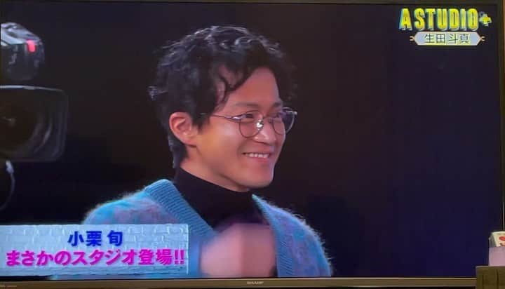 小栗旬　ファンアカウントのインスタグラム：「ひっさひざのテレビ出演でしたね！！！ サプライズ登場するあたりさすがです👏👏 #小栗旬 #小栗旬好き  #小栗旬かっこよすぎ  #グリー #人間失格 #罪の声 #リッチマンプアウーマン #crisis #ウロボロス  #生田斗真 #astudio  #やっぱりなんか雰囲気変わりましたよね？」