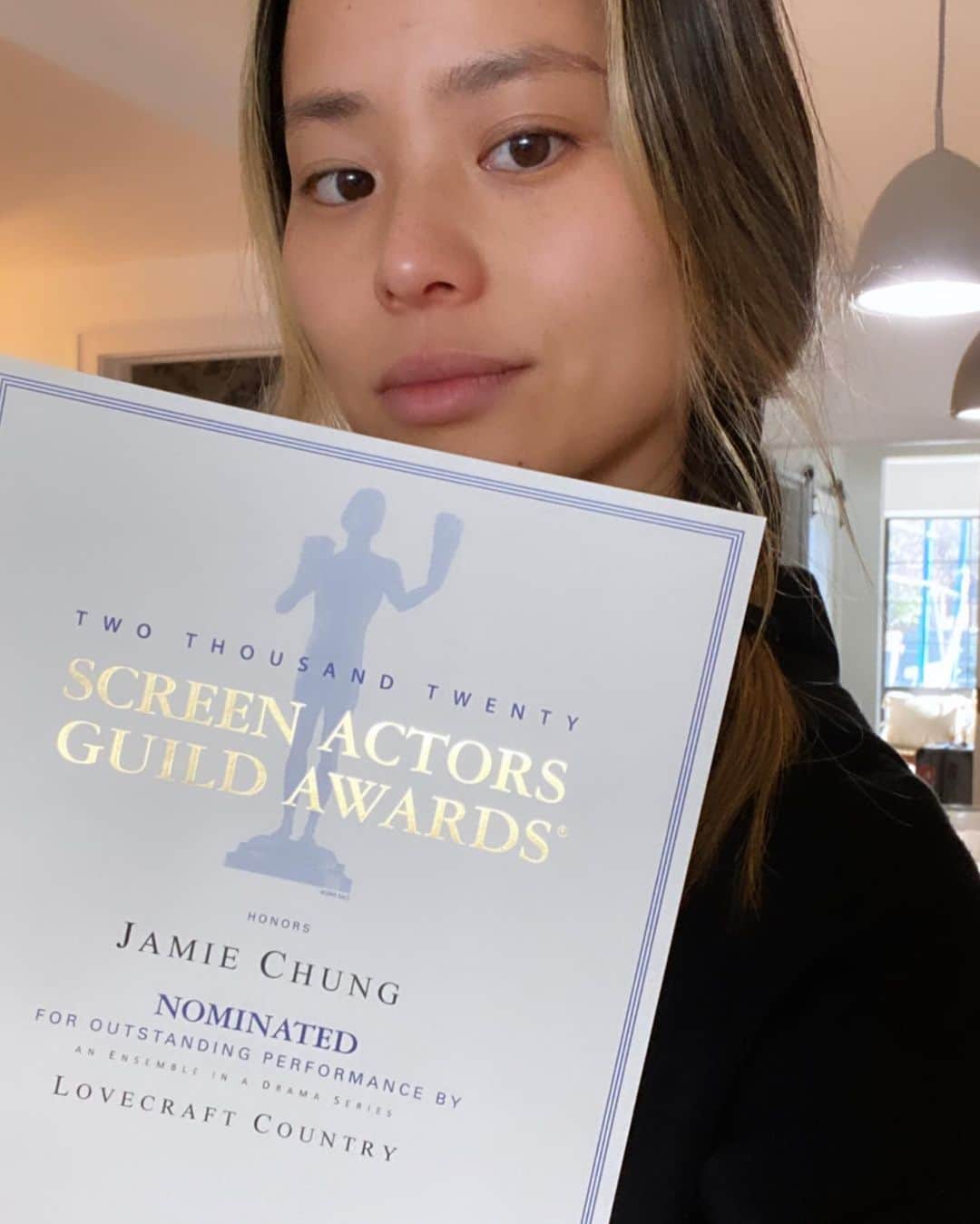 ジェイミー・チャンのインスタグラム：「This @sagawards nomination is an honor! Cheers to our cast and crew! Beautiful storytellers 🙏🏽 @lovecrafthbo @mishatrillxxl Thank you!  Although I’m disappointed that I can’t get all glammed up and go to a fun party, it’s not the end goal. This past year has really taught me what’s most important about this line of work. It’s about having more opportunities to tell meaningful stories. From OUR perspective. In the end hopefully our stories will help other communities understand our struggles. Maybe bring us together and have people realize that we are in fact more similar than we are different. Some folks might think that’s a bit too optimistic, or perhaps naive. That’s what I choose to believe, bc it gives me a glimmer of hope. Anyway, congrats to all the other nominees! Lets keep creating and make more opportunities to share our stories. #stopasianhate #uniteagainsthate #endracism」
