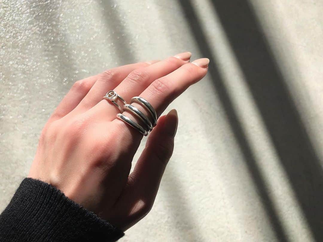のインスタグラム：「#ringsoftheday 💍👠 . . アクセサリーも好きでよく色々なもの付けているけれどあまり載せた事なかったのでお気に入りリング達を載せさせてください😋 . ガルニの方は何度か紹介したことあるかもですが前からお気に入りのもので恵比寿にあるお店に行った時に一目惚れしました😙 そしてグッチアイテムは初だけど細過ぎず太過ぎずちょうど良い感じが気に入って買いました👯‍♀️✨ . 普段使いしやすいシルバーリングをずっと探しているんだけど綺麗めからカジュアルな服装まで合わせやすいから華奢なものよりもこういうものを選びがちかも🤔💡 シンプル過ぎず派手過ぎないけど個性のあるデザインが好きです🙏 でも華奢でかわいいものとかも憧れる、、🙈💭 洋服もだけど一つの枠内じゃなくて色々なものが似合う女性になりたいな☺️ . . . #ring #ringstagram #garni #gucci #撮影後にカメラマンさんに角度を教えていただきながら撮りました #渾身の一枚 #時間かけ過ぎて血管がすごい」