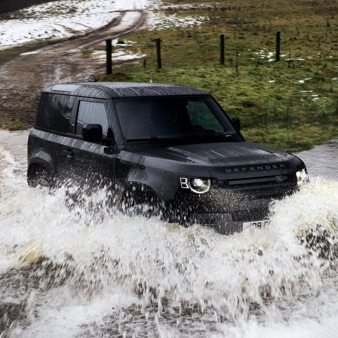 Land Roverさんのインスタグラム写真 - (Land RoverInstagram)「Available in 90 and 110 the #LandRover #DEFENDER V8 features a 525PS supercharged engine and bespoke chassis settings elevating it to the fastest, most powerful and dynamic production Defender ever made.  Tap the link in our bio to learn more.  #NewDefender #TeamDefender #LandRoverDefender #V8 #4x4 #Overland #Expedition #Adventure」2月26日 23時47分 - landrover