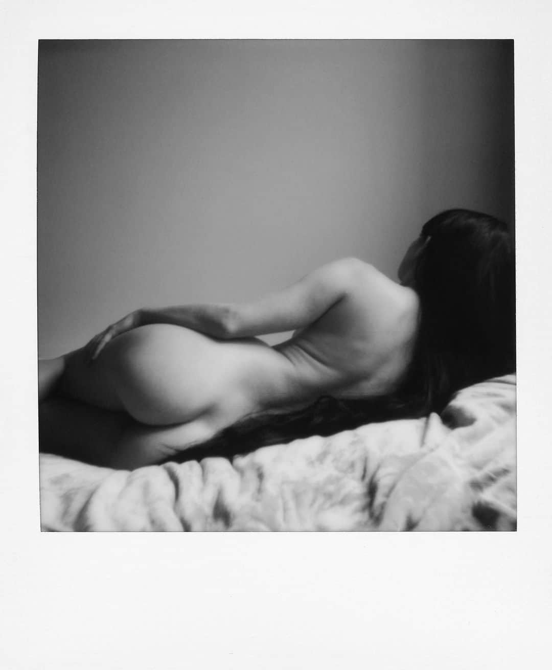AnOther Magazineのインスタグラム：「A series of intimate Polaroids taken during lockdown, by @kristinashakht⁠⁠ ⁠⁠ Kristina Shakht shares the healing story behind her photo essay Emmi and the Orchids – a “comforting” study of the female body captured from her Brooklyn bedroom. “I want this photo essay to be a work of love and give a feeling of safe space, the feeling that you get when you look at fluffy clouds or walk barefoot on the grass,” says Shakht. “Comforting, new and clean.” Link in bio 📲⁠⁠⁠ ⁠⁠ 📸  is Emmi and the Orchids, photography by @kristinashakht, model @emmishockley」