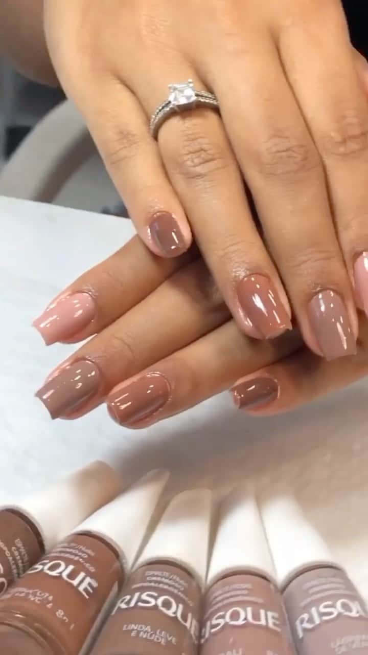 Risqueのインスタグラム：「Multicoloridas de nudes feitas pela @donaesmalteesmalteria pra você se apaixonar! Já experimentou essa tendência? Poste usando #EuQueFizRisqué! 🤎✨  #TáNasNossasMãos #Risqué #EsmaltesRisqué #RisquéRegular」