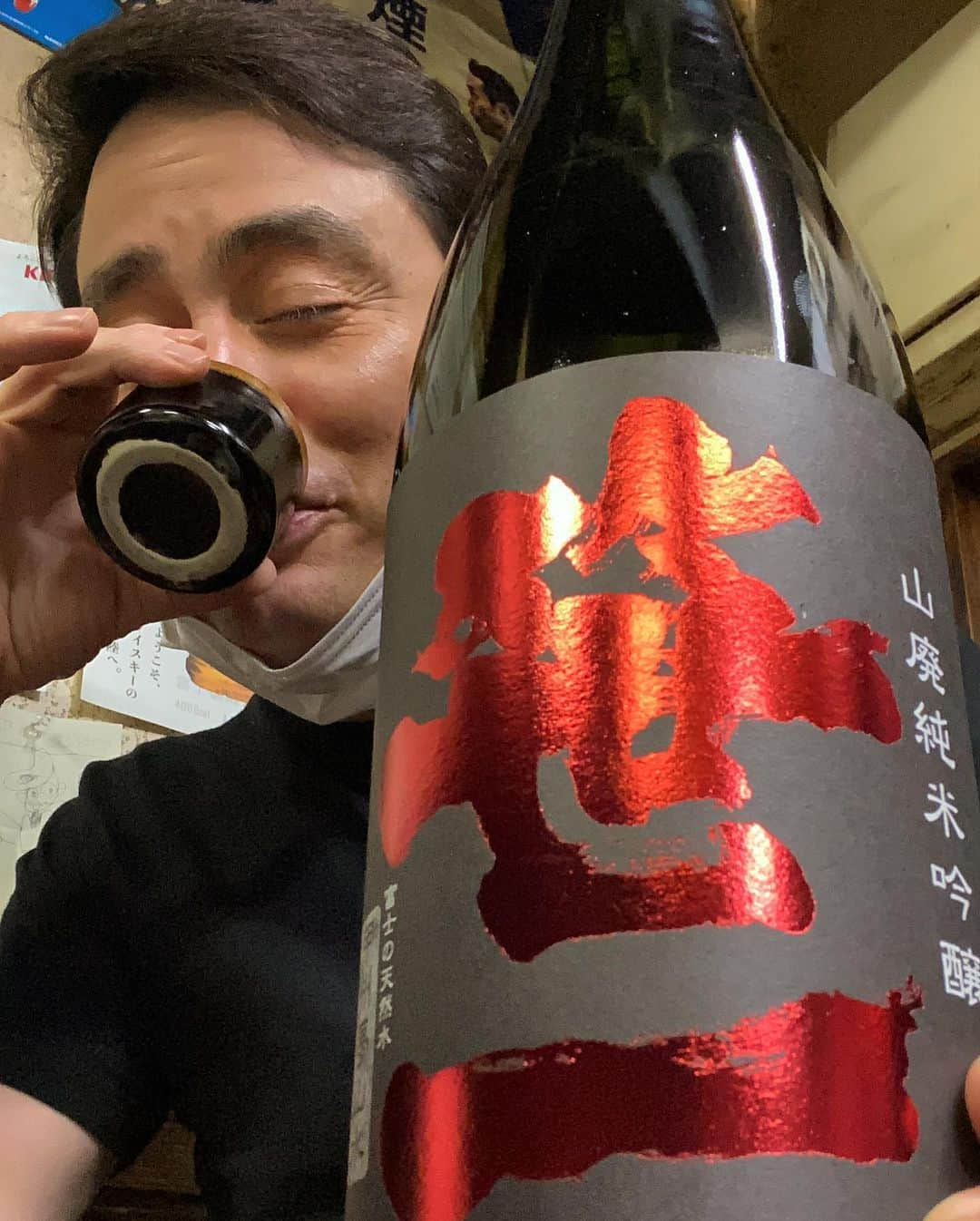 野口健さんのインスタグラム写真 - (野口健Instagram)「今夜は良しとしましょう！！！ 昨日、今日と山梨で仕事を頑張ったし(^.^)  いなだやさんのモモ焼きがこれまた美味しい！！！　久々にじっくりと飲みました。やっぱり、こういう瞬間が幸せなんだな〜。  #野口健#いなだや#大月#笹一酒造」2月26日 23時52分 - noguchiken8848