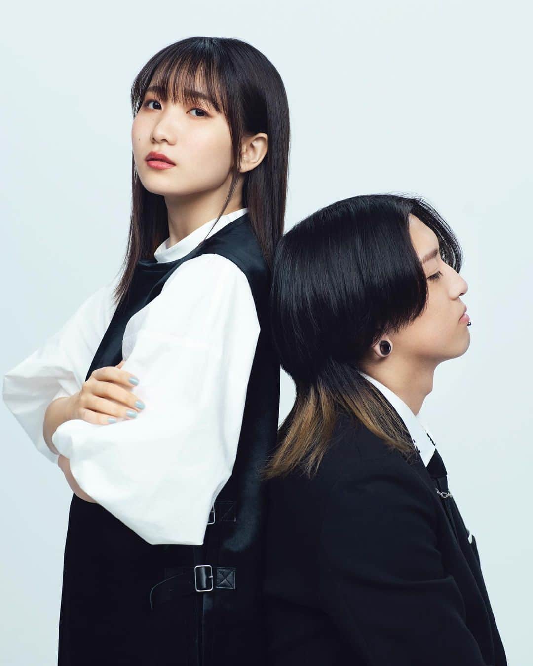 長山一樹のインスタグラム：「YOASOBIの群青。 先程公開されました。 約13万人の方々が22時ちょうどに集まりました。 僕は打ち合わせが延びて間に合いませんでした😭 新しい日本を感じました。  映像と写真の監督兼撮影を担当させていただいてるYouTubeチャンネル「THE FIRST TAKE」より。YOASOBIさんを撮影させていただきました。  @the_firsttake  #yoasobi  #群青  Creative Director / Art Director: @smzksk  Art Director: @kana_takara  Director of Photography: @kazuki_nagayama  Lighting Director: @kazuhidetoya  Producer: Kentaro Kinoshita Producer: @makotouchida__  Stylist #daisukefujimoto  Hairmake #youca #thefirsttake #photography #cinematography #director #portrait #thefirsttake #youtube #hasselblad #h6d #kazukinagayama #長山一樹」
