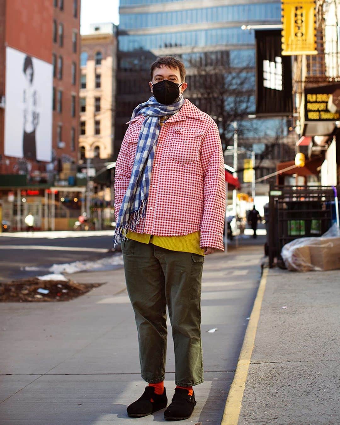 スコット・シューマンのインスタグラム：「STREET STYLE IS JUST FINE WITHOUT FASHION WEEK! I’ve read and participated in several interviews about the fate of street style without fashion week but ,for me, fashion week is a nice addition to the mix of street style shooting but not the sole source of it.  I really hope after this pause that people will again find fun and fulfillment in expressing themselves through the art of fashion.」
