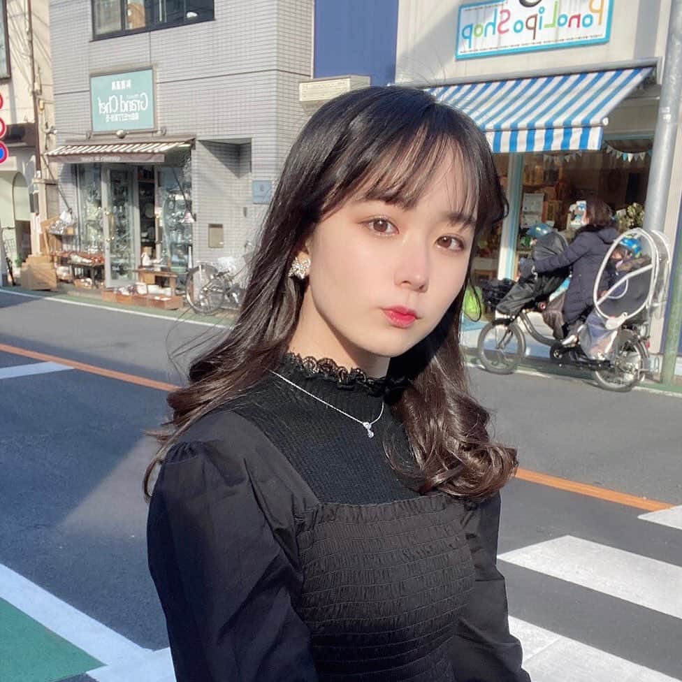 高田もものインスタグラム：「. 寒くって真っ赤なお花のももさんになってる🎅 . この写真撮ってるとき直射日光すぎて眩しかった . えへ . かしこ . #高田もも #かしこってなに #かしこ #かみやど #ひらがなかみやど #instagood #instagram #あいどる #アイドル #idol #japaneseidol #black #blackoutfit #wego #GRL #ワンピース #春コーデ #春 #春服コーデ #巻き髪 #前髪 #ミスid2021 #ミスid #bubblestokyo #イヤリング」