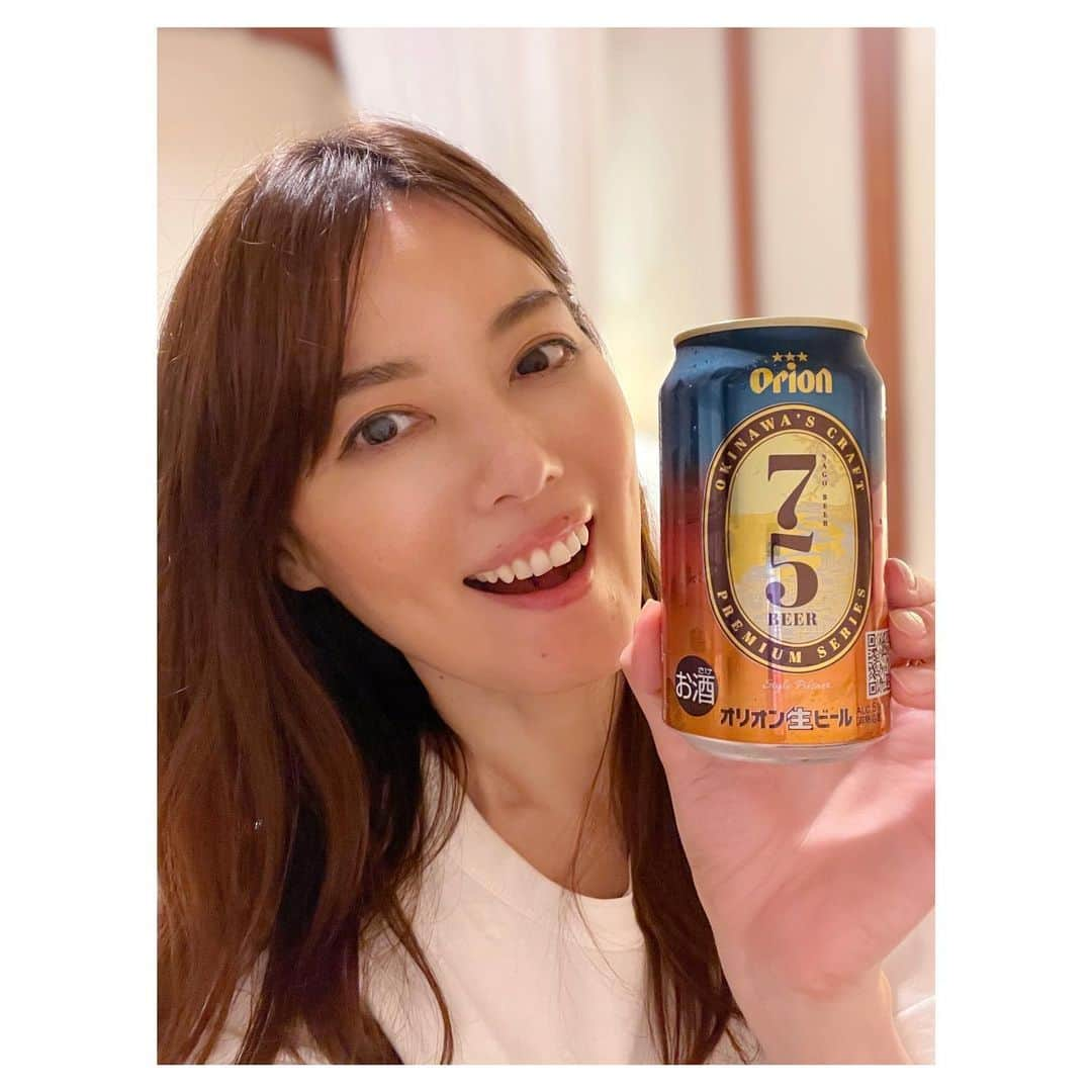 羽舞咲さんのインスタグラム写真 - (羽舞咲Instagram)「🎗Orion﻿ ﻿ お部屋で﻿ 気心知れた人たちと🍻﻿ ﻿ ダイバーシティな人々と﻿ 本質的ですっごく楽しい話﻿ ﻿ わたしが﻿ お話を楽しみつつ﻿ ﻿ スマホを触っていたり﻿ たまにどこかに行ったり﻿ 自由に過ごしていても﻿ ﻿ 「そんなところもエミちゃんの魅力なんだよね」﻿ ﻿ と笑ってくれる﻿ ステキな人たちなので﻿ ものすごく心地いいです (*´-`*)﻿ ﻿ オリオンビール﻿ こんなに種類があるんだね👀﻿ ﻿ ﻿ ________ EVENT INFORMATION ________﻿ ﻿ 📸東京散歩！ナチュラルポートレート撮影会﻿ （日程＆場所フリープランも好評受付中‼︎）﻿ ﻿ 📻神宮前ラジオ @jingumae.fm﻿ 「羽舞咲のゆるゆるビューティ研究所」﻿ （毎週水曜日オンエア）﻿ ﻿ 🧘‍♀️「EMARY」@emary_online﻿ 1ヶ月レッスン受け放題「0円」キャンペーン‼︎﻿ ヨガ・ダイエット・カラーセラピー・美腸﻿ 話し方・恋愛・片付け・マインドフルネス﻿ などなどすべて受け放題！﻿ ﻿ 心を込めてお届けします♡﻿ ﻿ @herbemi﻿ プロフィールリンクをチェック！！﻿ ﻿ ____________________________________﻿ ﻿ #kanucharesort #selflove #beautifulmind #resort #naturallife #lifestyle #simplelife #okinawa #resorthotel #カヌチャリゾート #おうち時間 #カヌチャ #リゾートホテル #自分を好きになる #スローライフ #ヘルシーライフ #ワーケーション #ヴィラ #沖縄リゾート #ナチュラルライフ #ライフスタイル #生き方 #オーシャンビュー #リゾートライフ #キャリアチェンジ #グローバル #リゾート好き #働き方 #オリオンビール﻿ ﻿」2月26日 23時59分 - herbemi