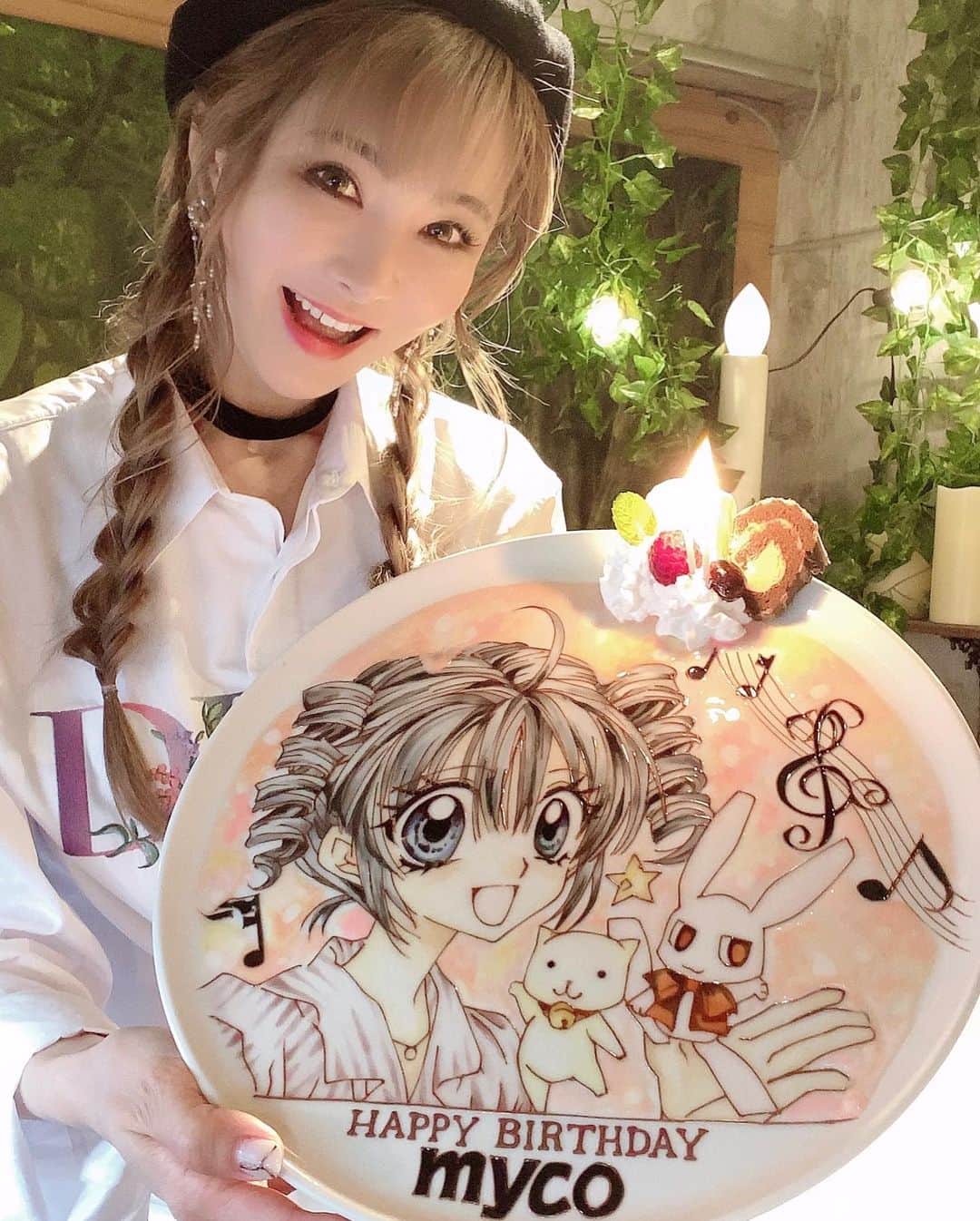 mycoのインスタグラム：「It's my birthday! 🎂✨ I just turned 42 years old today🎉 This birthday plate is a chocolate drawing of Mitsuki💕  This is very artistic🤍 ﻿ ただ今27日になり42歳になりました🤍﻿ ﻿ 今回はura庭さんで妹分がサプライズで﻿ お祝いしてくれました！みてーーーーー！！！﻿ 満月ちゃんと🌕タクトとめろこー💕﻿ チョコレートで書いてるんだよ…凄すぎ！ ﻿ あまりに素晴らしく描いてくださり﻿ 感動しちゃって半泣きしました😭﻿ うますぎない？？色んな感情がこみ上げたの。﻿ 本当に凄いのよ！！！芸術だねこれは。﻿ ﻿ 今回は特別に少し大きなプレートに描いて豪華にして下さったみたいです✨本家万歳！﻿ @uraniwa8528 ﻿スタッフのみなさま この度は感動を﻿ありがとうございました！！ 　  うちの可愛い妹分の愛美は彼女が高校生の﻿ 時からの付き合いでね。同じAB型だから合うのよね色々とほんとに。QQの時も手伝いに来てくれたりよくしてたな。会ったことある人もいるんじゃないかな？？﻿ ﻿ 色んな手配してくれてありがとうね！愛美💕﻿ これからも姉さんの世話お願いね！（強制）﻿ ﻿ 今年もこうやってみなさんに元気な姿を見せれてることが嬉しいです。  本当にいつもありがとうございます！！！ 42歳もブイブイ言わせて昭和感出しまくっていくのでご贔屓に💕 ﻿ #渋谷カフェ #誕生日 #記念日 #チョコレートプレート #tra庭 #バースデープレート #バースデーケーキ #感動サプライズ #満月を探して #달빛천사　#shibuya #shibuyarestaurant #shibuyacafe #afternoontea #タクト #誕生日ケーキ #誕生日ケーキプレート」