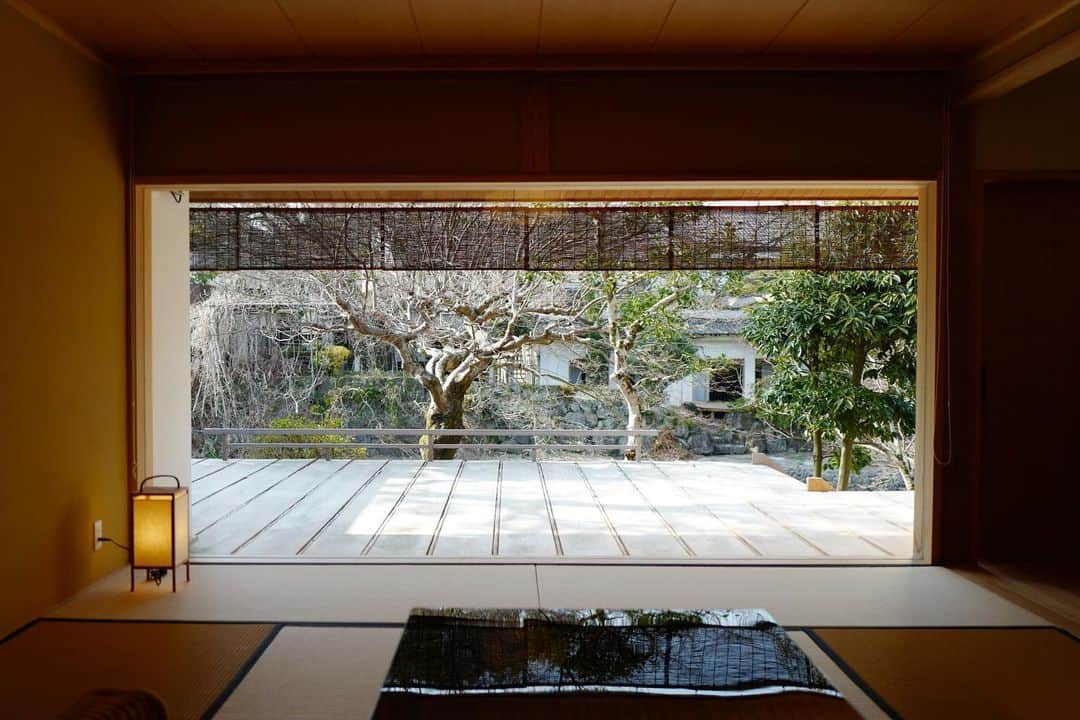 行方 久子 Hisako Namekataのインスタグラム：「. 「茶泊」は、2万坪の広大な敷地面積を誇る和多屋別荘に宿泊。  敷地の中央を流れる嬉野川を臨む広々としたお部屋で、 専属の茶師による至れり尽くせりのお茶体験を。 BARではお茶を使ったカクテルや茶ビールも。」