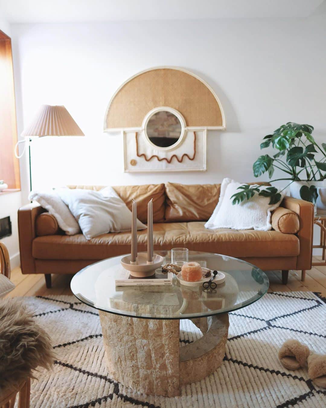 MT DOMAINEのインスタグラム：「Can we just admire this living room for a sec? @thishouse5000 never ceases to amaze us. 🤩」
