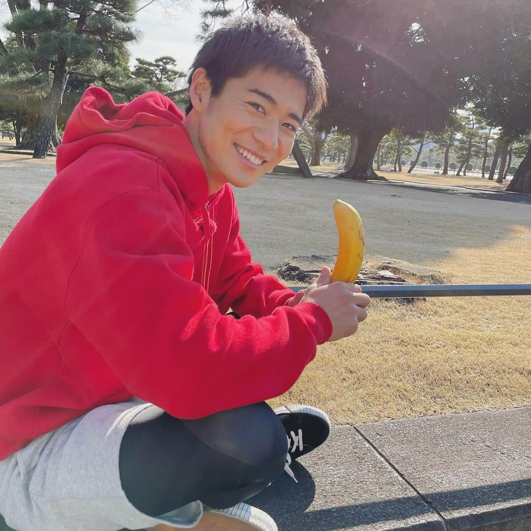 BOYS AND MENさんのインスタグラム写真 - (BOYS AND MENInstagram)「バナナを食べる辻本達規🦍🍌  #ボイメン #辻本達規 #つーじー #バナナ #スポーツ男子 #野球 #テーマカラーは赤 #パーカー男子」2月27日 0時00分 - boysandmen_official