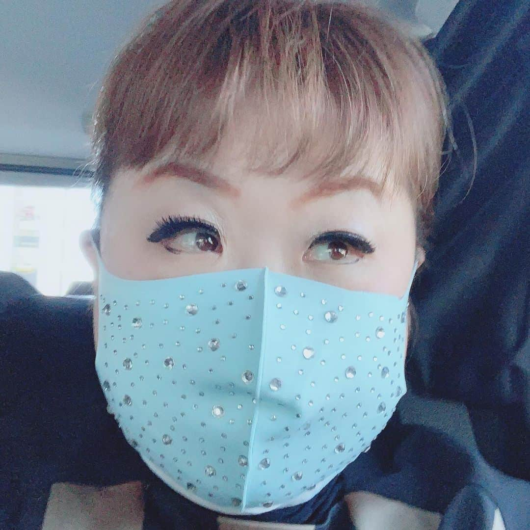 天童よしみさんのインスタグラム写真 - (天童よしみInstagram)「残波　ジワーっと　ゆっくりと ３月26日　八尾プリズムホール ソーシャルディスタンス コンサート　凄いです かなり　元気になれます  #八尾プリズムホール#天童よしみ #残波歌います#」2月27日 0時00分 - tendo_yoshimi_official