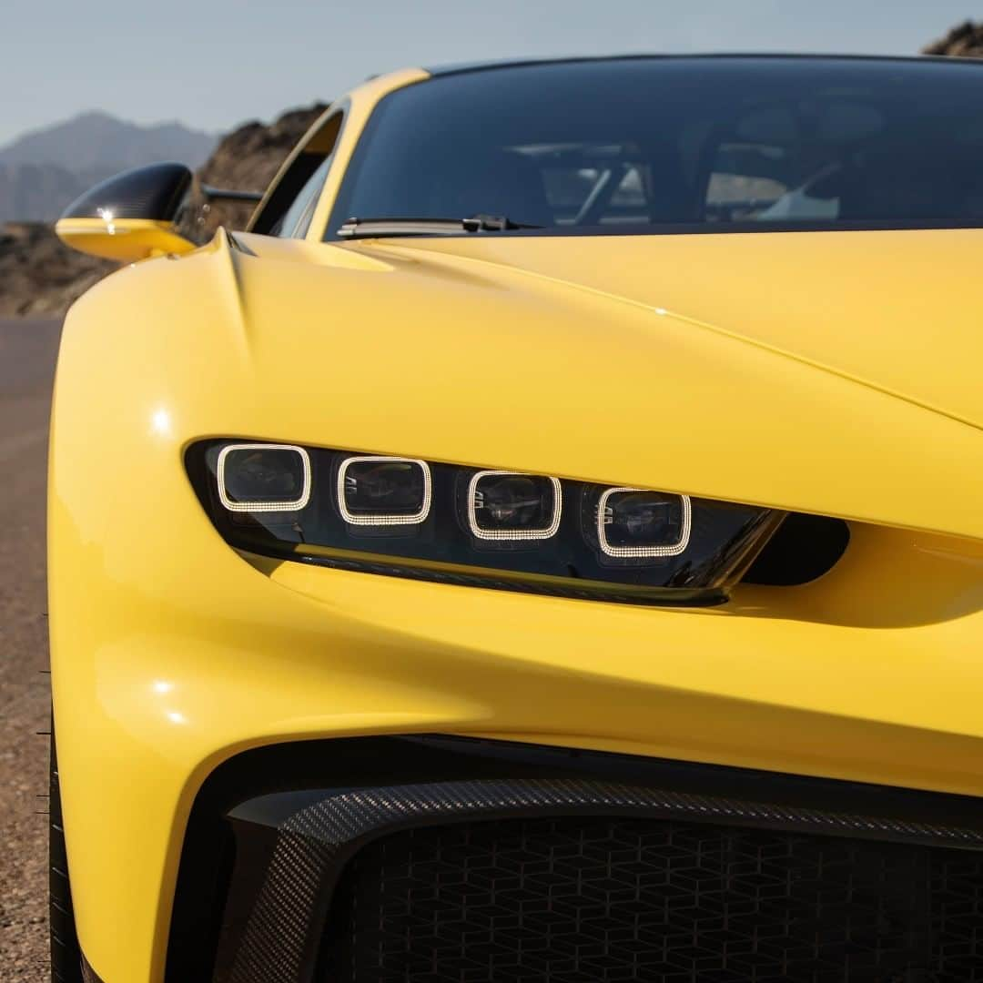 ブガッティさんのインスタグラム写真 - (ブガッティInstagram)「Jaune Molsheim yellow and Carbon color split is one of the boldest configurations for BUGATTI’s most uncompromising CHIRON—the CHIRON Pur Sport. Head to our YouTube channel to watch the PUR SPORT in action.   #BUGATTI #BUGATTIChironPursport #CHIRONPurSport  _  WLTP: Fuel consumption, l/100km: low 44.6 / medium 24.8 / high 21.3 / extra high 21.6 / combined 25.2; CO2 emissions, combined, g/km: 572; efficiency class: G」2月27日 0時00分 - bugatti