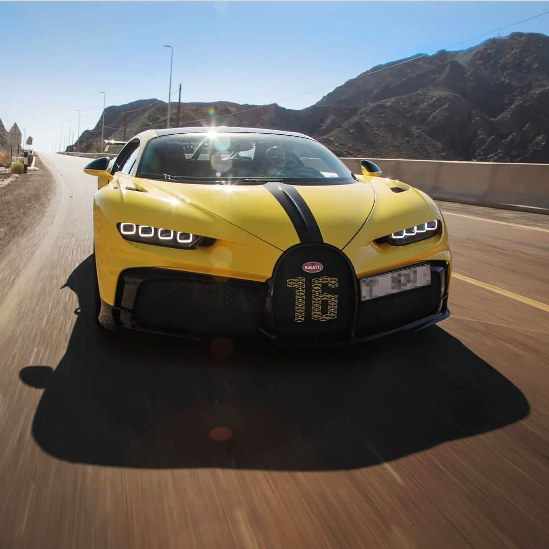 ブガッティさんのインスタグラム写真 - (ブガッティInstagram)「Jaune Molsheim yellow and Carbon color split is one of the boldest configurations for BUGATTI’s most uncompromising CHIRON—the CHIRON Pur Sport. Head to our YouTube channel to watch the PUR SPORT in action.   #BUGATTI #BUGATTIChironPursport #CHIRONPurSport  _  WLTP: Fuel consumption, l/100km: low 44.6 / medium 24.8 / high 21.3 / extra high 21.6 / combined 25.2; CO2 emissions, combined, g/km: 572; efficiency class: G」2月27日 0時00分 - bugatti