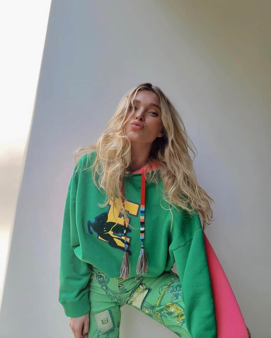 Blonde Saladさんのインスタグラム写真 - (Blonde SaladInstagram)「Obsessed with Etro new collection💚 Among artistic inspirations and iconic codes, the fall/winter proposal is the unconventional side of this fashion week, get to know it at the link in bio 📿 @etro pic by @hoskelsa #theblondesalad #etro #fw21 #mfw」2月27日 0時01分 - theblondesalad