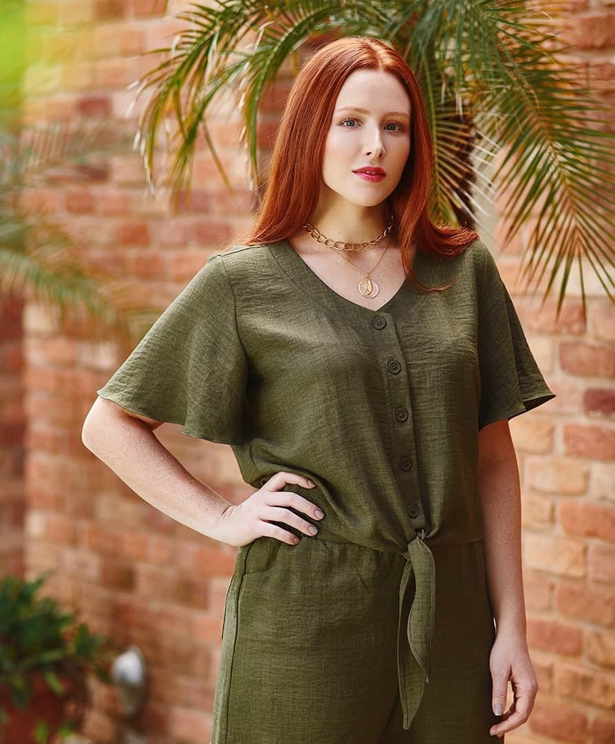 DECÊNCIAのインスタグラム：「Para deixar o conjunto monocromático ainda mais interessante, escolhemos uma base texturizada, que traz um toque refinado e elegante. O charme extra também fica por conta das mangas ruffled e da amarração na cintura. #decencia #roupasplussize #tendencia #trendy」