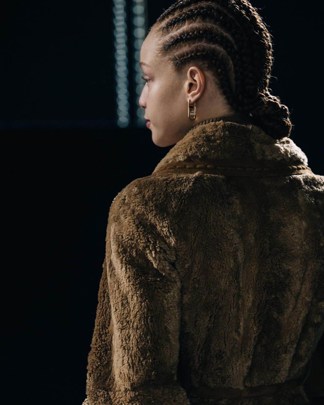 Fendiのインスタグラム：「At once understated and opulent, #FendiFW21 ready to wear elevates everyday dressing with subtle embellishments and statement accessories destined for cult status.  Artistic Director of Couture and Womenswear Collections: @MrKimJones Artistic Director of Accessories and Menswear Collections: @SilviaVenturiniFendi Jewellery Creative Director: @delfinadelettrez  Styling: @themelanieward Hair: @guidopalau Makeup: @peterphilipsmakeup Nails: @beautick_official Casting: @shelleydurkancasting」
