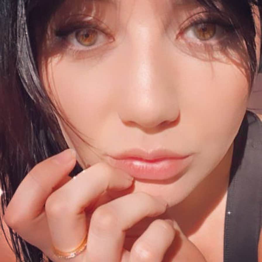 デイジー・ロウのインスタグラム：「I can’t believe we are nearly a year through this pandemic in the UK & the @nhsengland have been absolutely incredible... words couldn’t ever describe how grateful I am for their constant hard work & dedication to keeping us all safe... in light of this @monicavinader have designed this gorgeous skinny sapphire rainbow ring & all proceeds go to the NHS - they still need our help so please shop now from their website- the link in my stories 🌈❤️🧡💛💚💙💜」