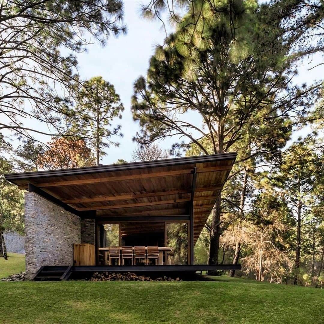 Architecture - Housesのインスタグラム：「⁣ 𝗖𝗮𝘀𝗮 𝗩𝗮𝗹𝗹𝗲 𝗮𝗯𝗶𝗲𝗿𝘁𝗼 ⁣ ⁣ The structure of the house is a hybrid of construction systems in which traditional and prefabricated materials are combined to make a construction that is both efficient and warm.⁣ ⁣ Likewise, the steel columns and beams accentuate the linearity of the project and are integrated as part of the design. Doble tap if you like it ♥️♥️.⁣ _____⁣⁣⁣⁣⁣⁣⁣⁣⁣⁣⁣ 📐 @ravstudiomx⁣ 📸 César Bejar⁣ 📍Tapalpa, México⁣ #archidesignhome⁣⁣⁣⁣⁣⁣⁣ _____⁣⁣⁣⁣⁣⁣⁣⁣⁣⁣⁣ #design #architecture #architect #arquitectura #luxury #architettura #archilovers ‎#architecturephotography #amazingarchitecture⁣ #lookingup_architecture #artdepartment #architecturallighting #house #archimodel #architecture_addicted #architecturedaily #arqlovers #Mexico #Tapalpa」