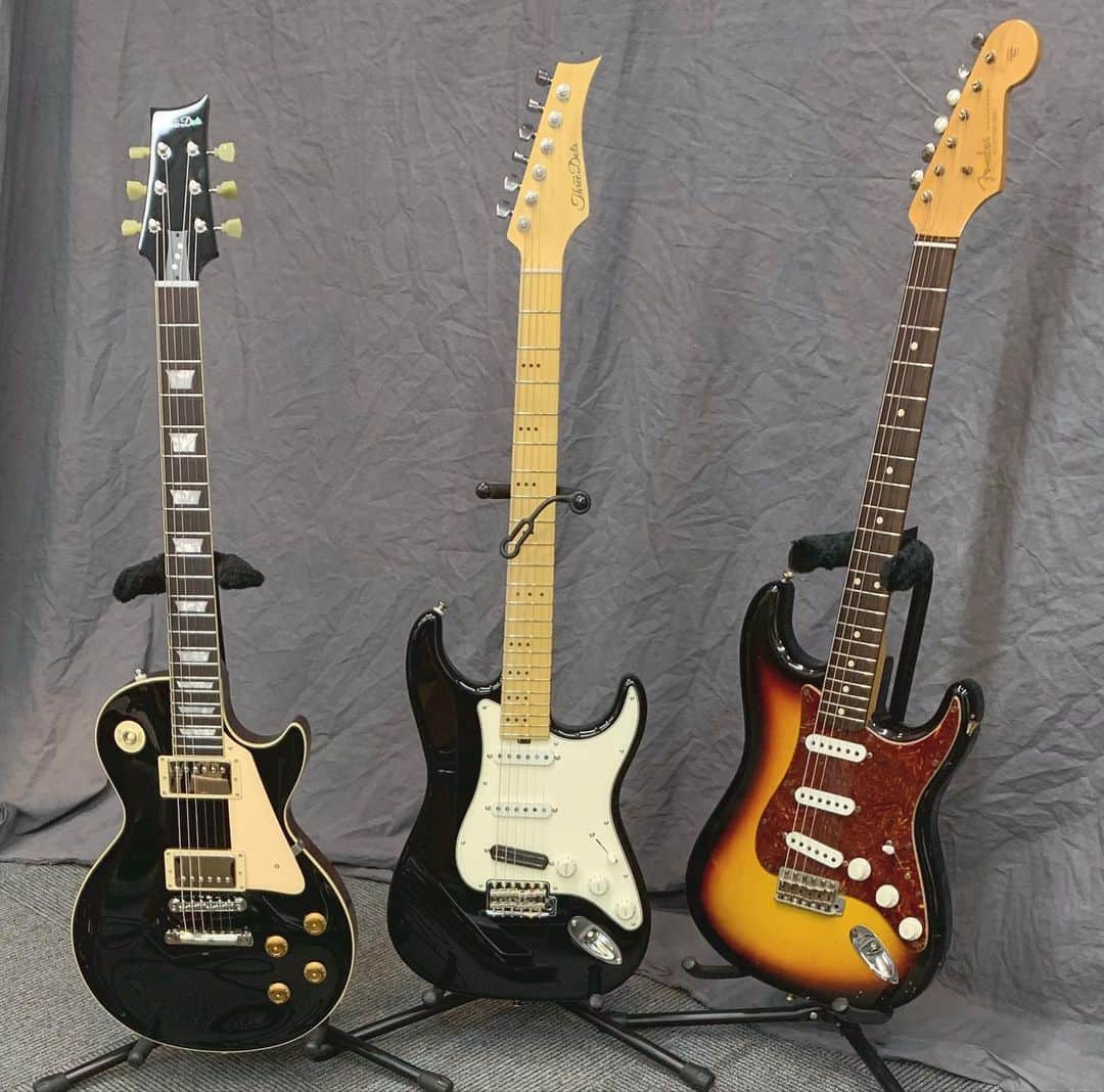 増崎孝司さんのインスタグラム写真 - (増崎孝司Instagram)「R to L  Fender CS Stratocaster 63 Rei, ThreeDots S model, ThreeDots LP model  These guitars make us happy🥂 #fender #threedotsguitars #guitar #エレキギター」2月27日 0時20分 - takashimasuzaki