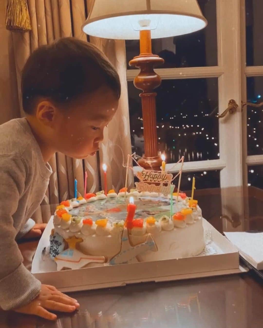 野田萌のインスタグラム：「Wishing you an exciting 2nd birthday. Love you all.  正解なんて無い子育ての中で、毎日毎日その正解を探してて。 毎晩毎晩その日の反省をする。 もっとこうしてあげればよかった。 なんであんなに怒っちゃったんだろ。 って。 きりがない。 そんな私を毎日毎日すーぱー笑顔で心も身体も成長させてくれるマイボーイ。 本当にありがと。 沢山のことを与えてくれるあなたに、より沢山のことを与えられる母になれますように。 大事な大事な宝物ベイビー。 2歳のお誕生日おめでとう💖」
