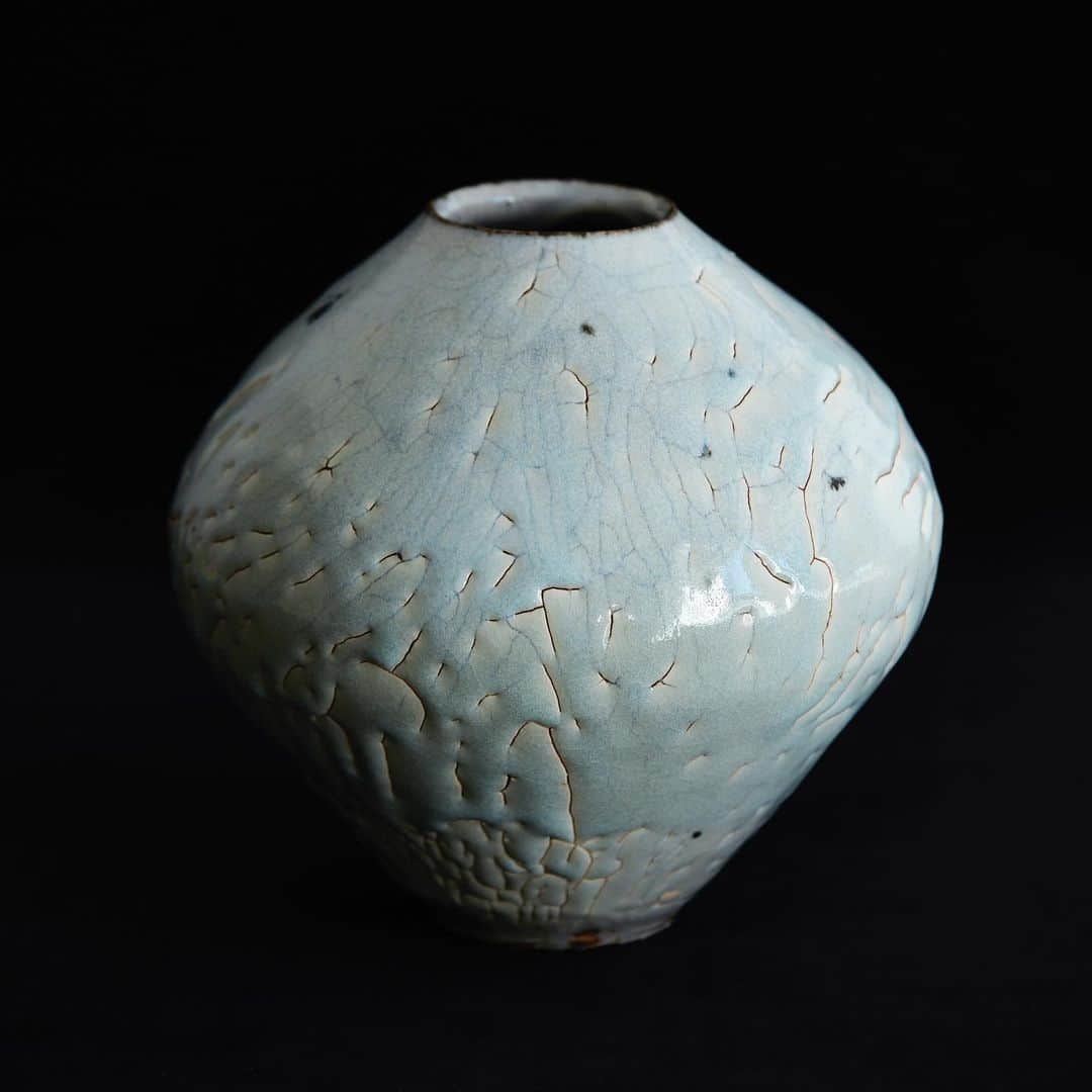 渡辺有子のインスタグラム：「FOOD FOR THOUGHT 上原店  2/27日(土)-3/1(月) 11:00-18:00 陶展「山田隆太郎の白」  この珠壺の梨灰釉には二度とお目にかかれないだろうと思います。惚れ惚れなんてものじゃないくらい…。手元においてずっと眺めていたいです。  初日27(土)は14:00まで予約チケット制です。 （チケットは若干数、販売中です） 土曜14:00以降と28(日).1(月)はご予約なしでご覧頂けます。 photo by @520_igarashi」