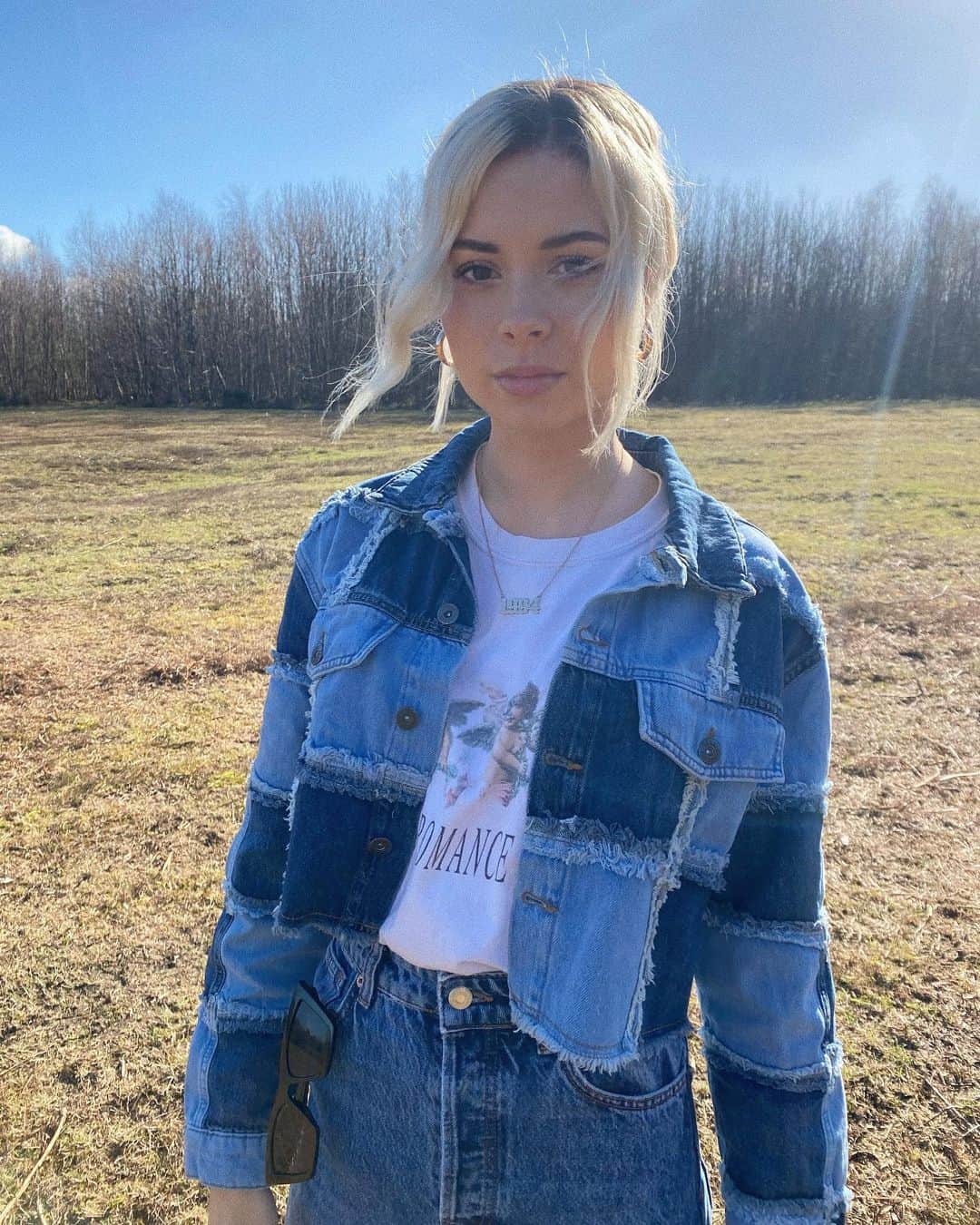 ニーナ・ネスビットのインスタグラム：「since women’s history month is coming up I’ve been putting together a huuuuge playlist of all my favourite female artists, old and new - who should I add to it?! 💅🏼」