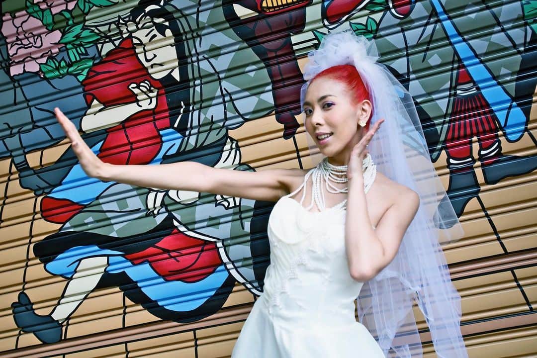 LOVEのインスタグラム：「久々に見る👰 浅草走った花嫁さん  #愛に生きれば #throwback2012  いくつあるねん！な外付けHD, iMac, Mac Book 大掃除はじめちゃったお」