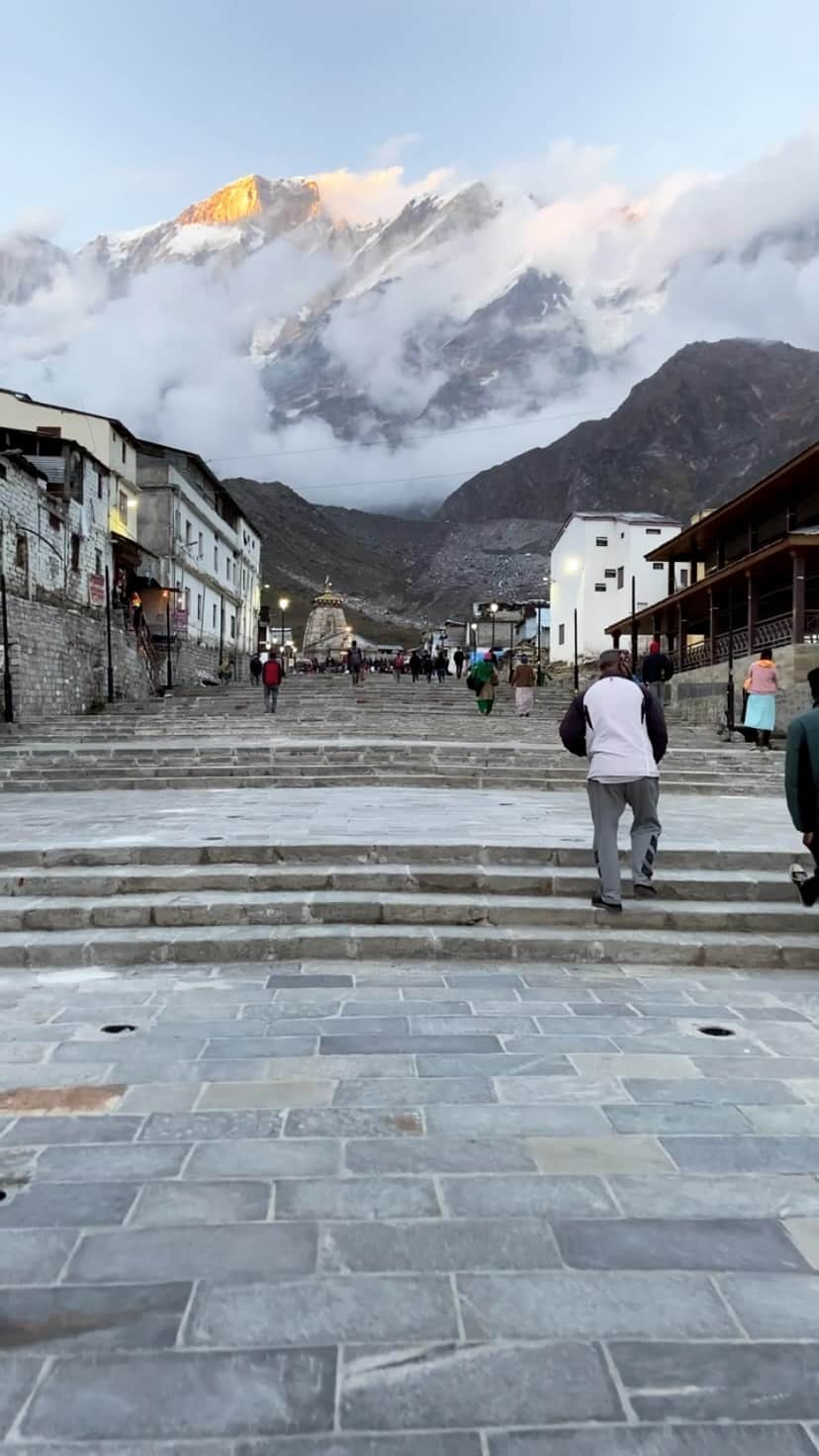 Abhinav Chandelのインスタグラム：「Something magical happened during my journey to Kedarnath.  The evening before at Sonprayag, I imagined myself reaching Kedarnath right at the time of evening Aarti and thought how cool it would be to step in front of the temple right at the start of it. However, I discarded the thought knowing that I would be starting early and would reach there sometime around noon.  However, next morning at Gaurikund, I realised there were no porters available and the mule owners were charging a lot to carry my bags. So I took the decision to carry all my luggage, around 25+ Kgs of bags, and walk all the way till the top.  I hadn’t attempted anything like that previously, but I decided to give it a try. And as it happened, I knew I’d have to take it slow instead of running all the way till the top, without my bags, as I had hoped for earlier.  And eventually it took me ten hours to walk all the way till the top with all my luggage, and as I entered Kedarnath at the sunset, Himalayas glowed from behind the clouds and made me forget about all my tiredness, and that’s when it happened.  The moment I stepped in front of the temple, evening Aarti began!  . . . . .  #reels #instagramreels #reelsindia #indiareels #reelsinstagram #feelitreelit #reelitfeelit #feelkaroreelkaro #reelkarofeelkaro #reelsvideo #reelitin #reeltoreel #reelit #reel #kedarnath #kedarnathtemple #kedarnathtrek #kedarnathdham」