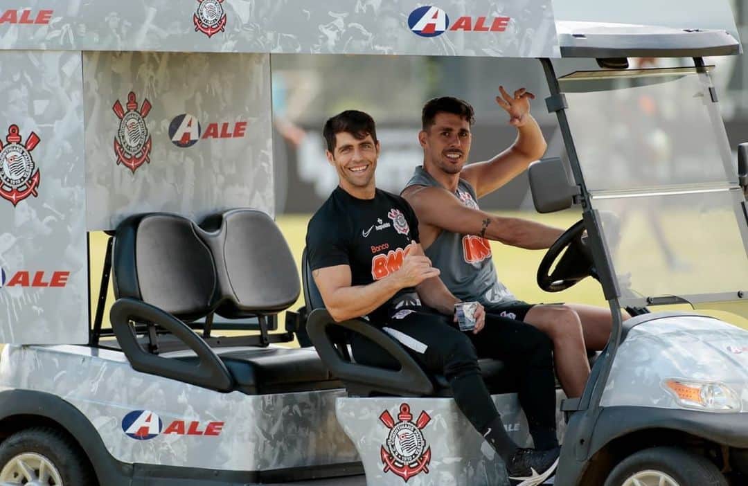 ダニーロ・フェルナンド・アベラールのインスタグラム：「Pediu Uber @lucas1freitas ? 😂😂 😂 🚗📸 @rodrigo_coca」