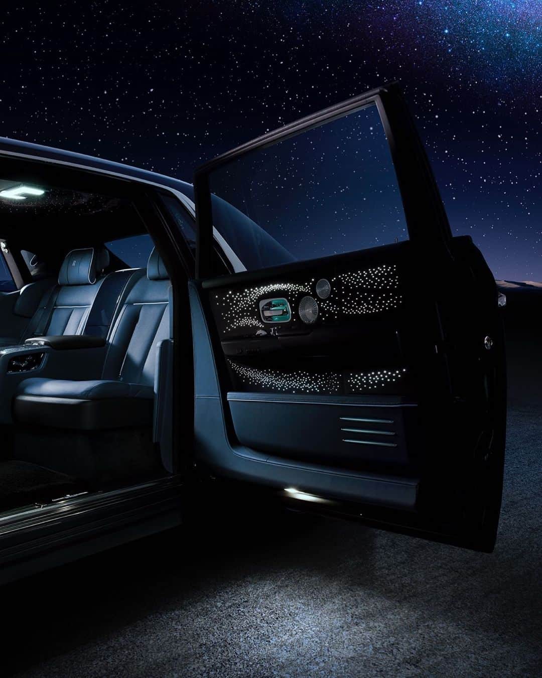 ロールス・ロイスのインスタグラム：「A wonder of stars streams across the interior side panels of #PhantomTempus.   This remarkable display, known as the Frozen Flow of Time Doors, is the most ambitious, large-scale illumination in Rolls-Royce history.   Discover #PhantomTempus now; link in bio.   #RollsRoycePhantom  — NEDC (combined): CO2 emission: 329-328 g/km; Fuel consumption: 19.5-19.6 mpg / 14.5-14.4 l/100km. WLTP (combined): CO2 emission: 356-341 g/km; Fuel consumption: 18.0-18.8 mpg / 15.7-15.0 l/100km.」