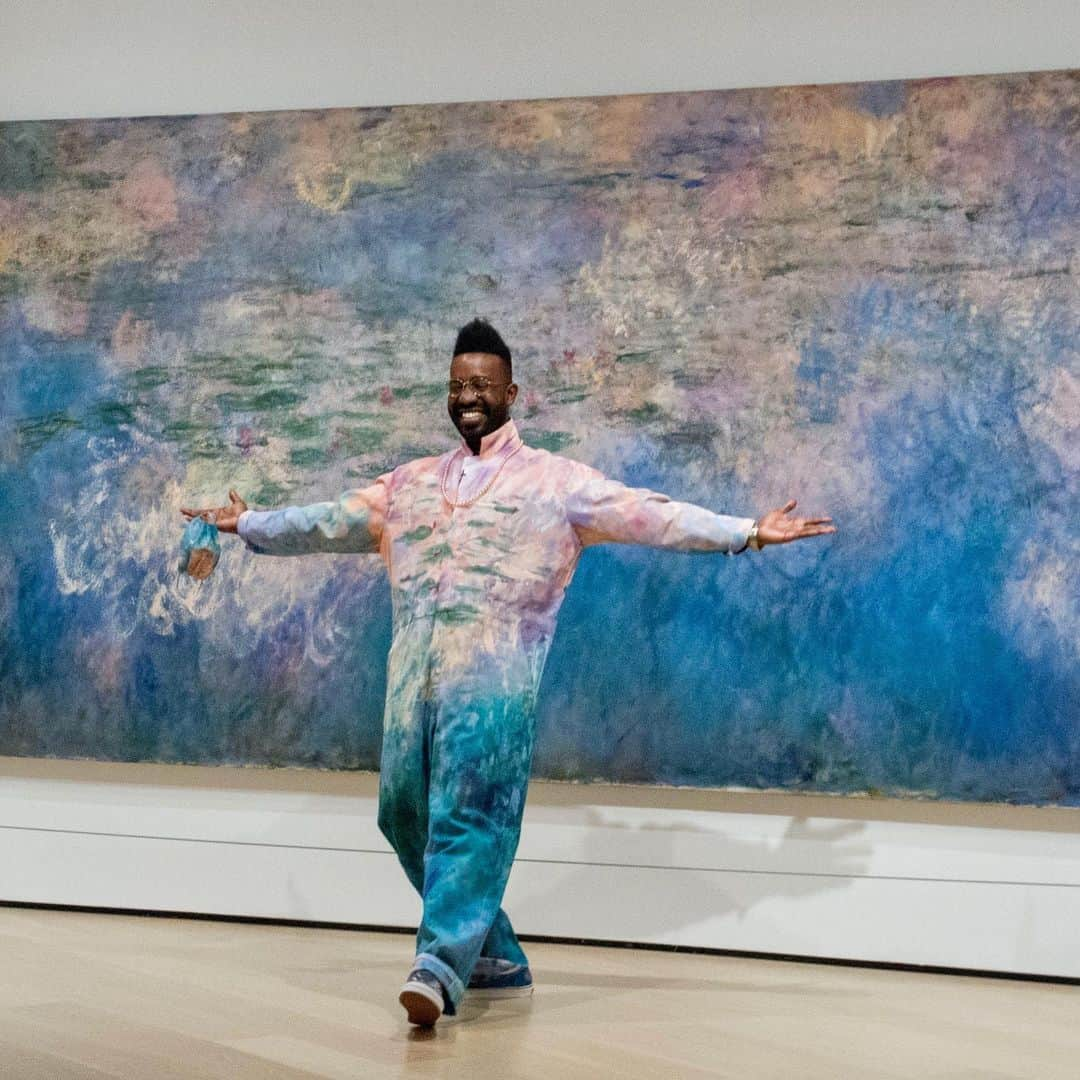 ニューヨーク近代美術館のインスタグラム：「Sending you all of the joyous energy in this photo!  Artist, poet, and MoMA security supervisor extraordinaire Chet Gold wears a custom jumpsuit by Ariel Adkins inspired by his favorite artwork: Claude Monet's Water Lilies.  Chet will take you on a tour of the gallery in a UNIQLO ArtSpeaks video premiering March 12. Watch this space!  In the meantime, hear Chet talk about his passion for the Water Lilies in our Beyond the Uniform audio guide at the link in our bio. — @chetgoldchet, in a jumpsuit by @artfullyawear, with Claude Monet’s Water Lilies (Gallery 515). 📸: @ginatatianna  #MoMACollection #MoMANYC #UNIQLOArtSpeaks #BeyondtheUniform #Monet #ClaudeMonet #WaterLilies #jeffkoons TGIF」