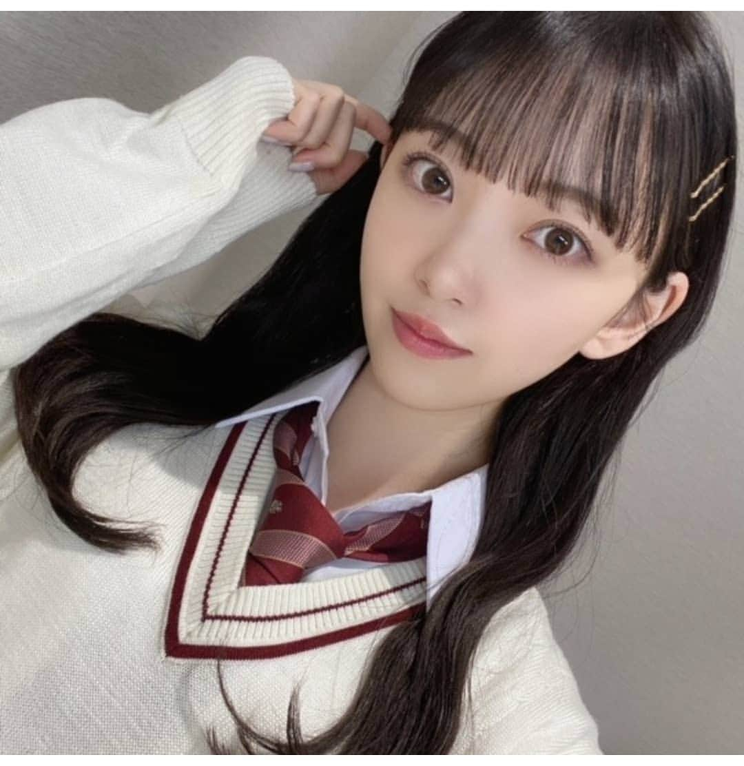 堀未央奈さんのインスタグラム写真 - (堀未央奈Instagram)「#一度あった事は忘れないよ覚えていないだけで 乃木坂46 堀未央奈 公式ブログ 2021/02/26 21:15  歌や映画や人物のすてきな言葉に たくさんの影響を受けてきました すてきな言葉があるから毎日頑張れています  言葉だけじゃなくても "希望"みたいなものを与えられる人になりたい ざっくりとしているようで案外具体的な わたしの人生の目標がこの24年間の間でできました  明日発売のBUBKA  2/27 BUBKA 4月号表紙発売 2/27 16:30〜 NHK総合「坂道テレビ」 2/28 18:30〜 テレ東系「楽しく学べる！最強教科書クイズ」 よろしくお願いします☺  最近はいろんな準備を毎日していまして バタバタ。ありがたいですね。 またお知らせします  3月28日の2期生ライブが 最後の活動となりました 残り1ヶ月...案外最後が近くて 今ようやく実感してきています  1期生の皆さん、3.4期生のみんなとのライブは 先日のバスラが最後でした みんなの笑顔が改めて大好き。  ずっと憧れだったしこれからもそんな存在の先輩方、 かわいくて放っておけない妹のような後輩たち、 いつもサポートしてくださるスタッフさんに 応援してくださるファンの皆さん たくさんのすてきな出会いがあったから こんなにも"人"を、 "乃木坂"を好きなれたんだと思います  とあるオーディションに最終審査で落ちて 悔しい思いをして岐阜に帰り、 それからはバイトをしながら毎日何となく 過ごしていました そのあと、乃木坂のオーディションに 最後の挑戦として受けて合格することができたあの日からわたしの人生は大きく変わりました  どんな道だろうと どんな靴を履いていようと わたしらしくまっすぐ歩いて いきたいと思います  もう3月ですね 花粉に負けず新生活に向けて 一緒に頑張りましょう~  みおな  http://blog.nogizaka46.com/miona.hori/smph/2021/02/060217.php #BUBKA #ブブカ #堀未央奈 #HoriMiona #みおな #乃木坂46 #2期生 #ピース」2月27日 0時21分 - horimiona46