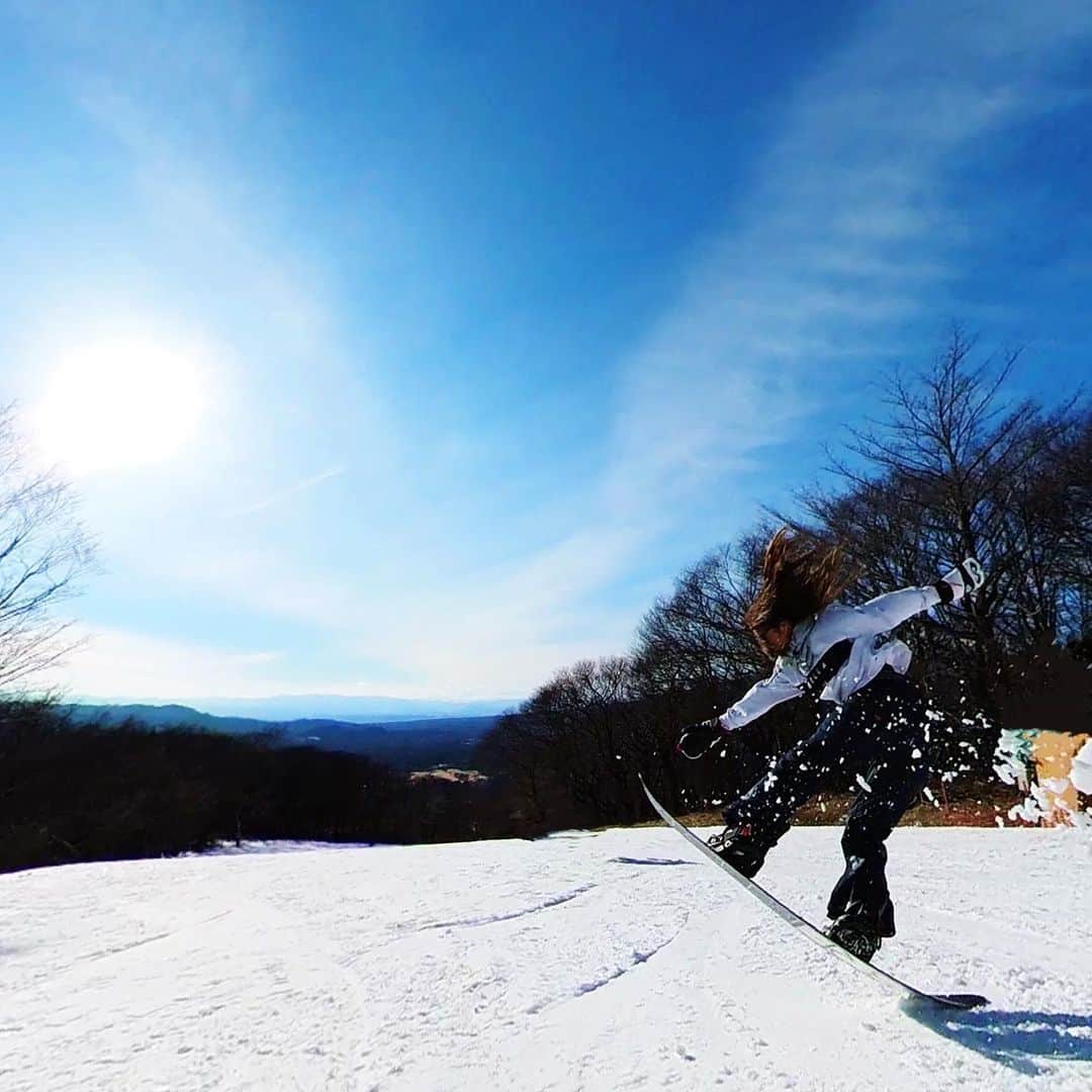 MAIMAIのインスタグラム：「insta360onex2での写真📸 投稿の山率🏂が高くなってきたから海も次回は撮ってアップします🏄‍♀️w 海での撮影も楽しみ〜😆  基本動画なんだけどスクショ的な機能があるから何かアクションした時を写真にバッチリ抑えることができるよ〜💖 いろんな機能があるから面白い😍✨📸 #insta360onex2  #insta360   #insta360one  #insta360go  #insta360onex  #insta360pro  #360度カメラ  #動画編集  #動画編集アプリ  #スノボーウェア  #スノボ女子  #スノーボード  #スノボー動画  #カービングターン  #カービング  #グラトリ  #グラトリ女子  #グラトリガール  #横乗り女子  #横乗りスポーツ  #サーフィン女子  #サーフガール  #surf  #surfgirl  #snowboard  #snowboarding  #snowboarder  #snowboardgirl」