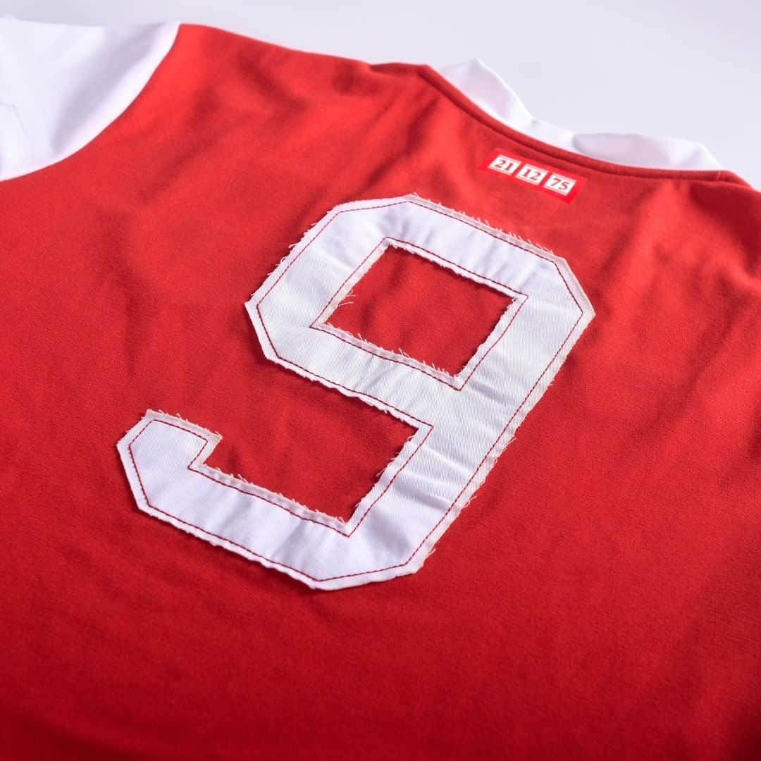 UMBROさんのインスタグラム写真 - (UMBROInstagram)「Celebrating 80 years of @santafe_oficial 🔴⚪️.  A limited edition jersey honouring the 1975 side who lifted the club's 6th Colombian league title 🏆🇨🇴.  This was a dominant campaign for Santa Fe, who also fielded the 1975 league’s top scorer, the iconic number 9, Carlos Alberto Pandolfi ⚽️.  #Umbro #UmbroFootball #SantaFe #SantaFe80Años」2月27日 0時25分 - umbro