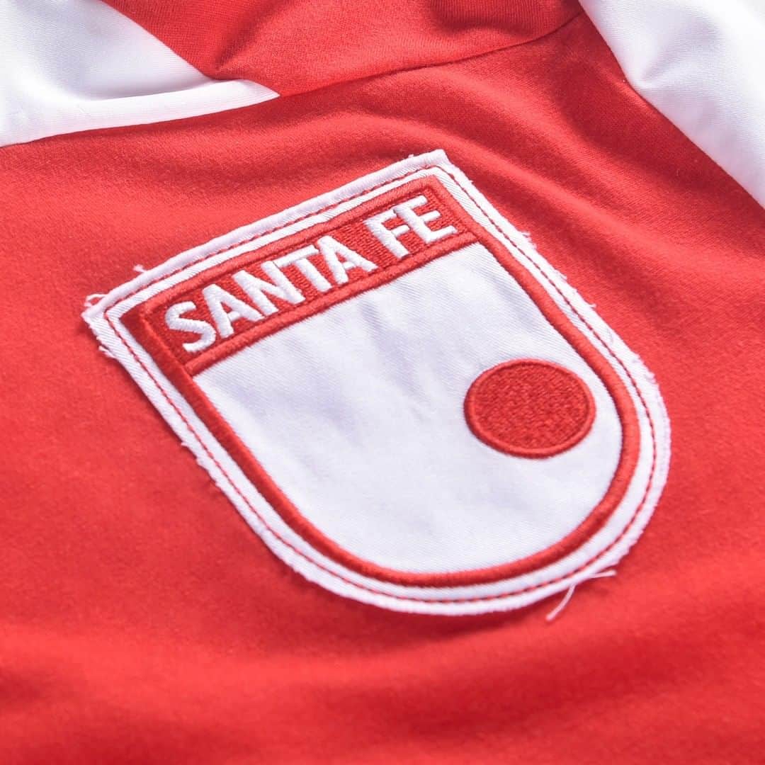 UMBROさんのインスタグラム写真 - (UMBROInstagram)「Celebrating 80 years of @santafe_oficial 🔴⚪️.  A limited edition jersey honouring the 1975 side who lifted the club's 6th Colombian league title 🏆🇨🇴.  This was a dominant campaign for Santa Fe, who also fielded the 1975 league’s top scorer, the iconic number 9, Carlos Alberto Pandolfi ⚽️.  #Umbro #UmbroFootball #SantaFe #SantaFe80Años」2月27日 0時25分 - umbro