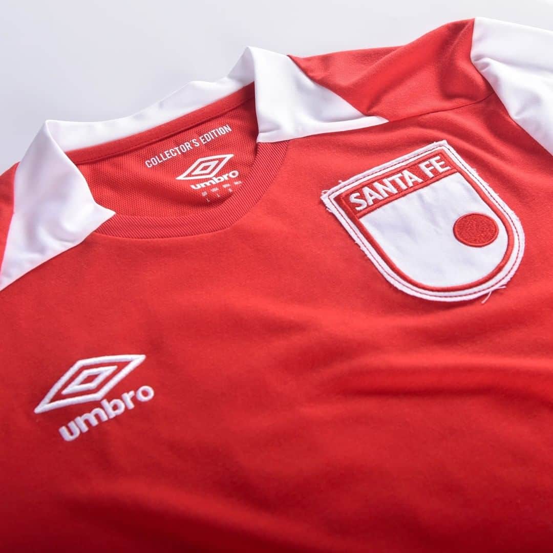 UMBROのインスタグラム：「Celebrating 80 years of @santafe_oficial 🔴⚪️.  A limited edition jersey honouring the 1975 side who lifted the club's 6th Colombian league title 🏆🇨🇴.  This was a dominant campaign for Santa Fe, who also fielded the 1975 league’s top scorer, the iconic number 9, Carlos Alberto Pandolfi ⚽️.  #Umbro #UmbroFootball #SantaFe #SantaFe80Años」