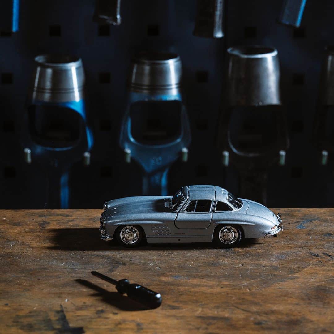 メルセデス・ベンツさんのインスタグラム写真 - (メルセデス・ベンツInstagram)「The original isn’t in production anymore but with our Mercedes-Benz 300 SL “Gullwing” model you can still build your very own dream car. Try it out by clicking on the shopping tag!  #MercedesBenz #ClassicCar #Gullwing」2月27日 0時31分 - mercedesbenz