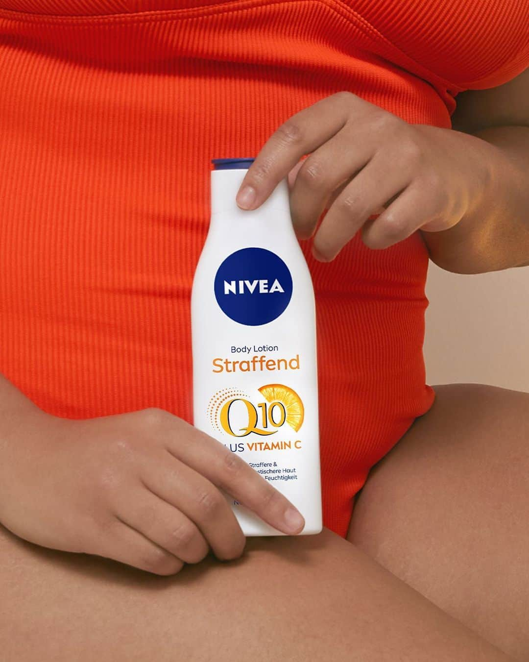 NIVEA Deutschlandのインスタグラム：「Eine extra Portion Vitamin C, bitte!🍋 Unsere Q10 Body Lotion pflegt und fördert gleichzeitig Straffheit und Elastizität eurer Haut. #NIVEA」