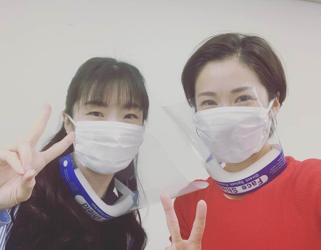 大月さゆのインスタグラム：「﻿ ふふふ🧸﻿ ﻿ 今日はくまちゃん🧸こと、一期下の芽吹幸奈ちゃんです。﻿ このふんわりしたオーラに癒されて19年目を迎えています🎀﻿🎀🎀 現在、各自ペンとか水筒とかをマイク🎤の代わりにして稽古しているのですが、くまちゃんは、ディズニーのチュロス型ペンを使用しているため、私はお腹が空くとそのペンばっかり見てしまう💦 私だったらうっかり歌いながら口に入れてしまうな。 ﻿  そして…彼女はきっと知らない… 音楽学校のお掃除場の「分担ドラフト会議」で、危うく私の分担になりかけていたことを…🦭﻿ ﻿ ふふふ🦭  #エリザベートガラコンサート2021」