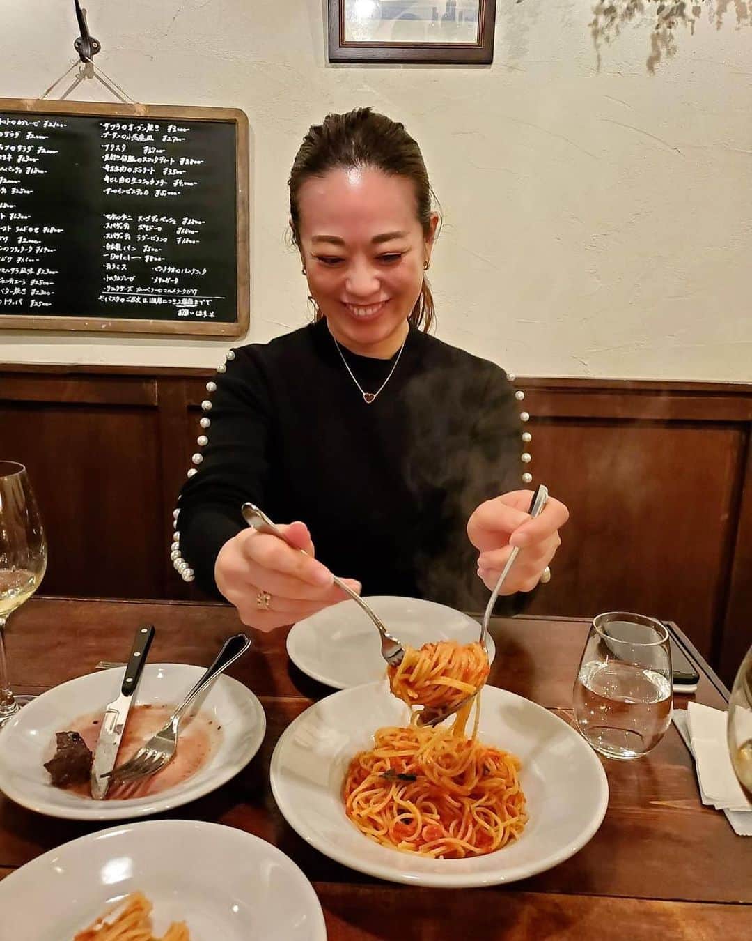沢瀉美緒さんのインスタグラム写真 - (沢瀉美緒Instagram)「※ Energy change 💪 Delicious Italian dinner in Tokyo 💛 . 時系列ごちゃ混ぜですが @mikonikopiko ちゃんと半年振り位に 会えました💛 . 久しぶりに食べたくなった牛フィレに釣られて 神泉近くの @orlando_oguland へ✨ . ウイキョウとマッシュルームのサラダ ヤリイカのパン粉がけ 牛ヒレ肉の生コショウソテー ポモドーロ メリンガータ リコッタチーズ . 欲張って頼み過ぎたかな…😋 . お隣さんがメリンガータを半分 食べてくださった😋 . みこちゃんとは色んなところに旅行に出かけているので 会うとどっか異国にいる気分に✨ . 次はいつ会えるかな。 そして、いつ旅行に行けるかな✈︎ . ちょっと食べられなかった牛ヒレとヤリイカ、 今なら食べられる😋 . またお伺いしたいと思います💛 . . #orlando #オルランド #italianrestaurant #イタリアン #神泉グルメ」2月27日 0時36分 - mio_omodaka