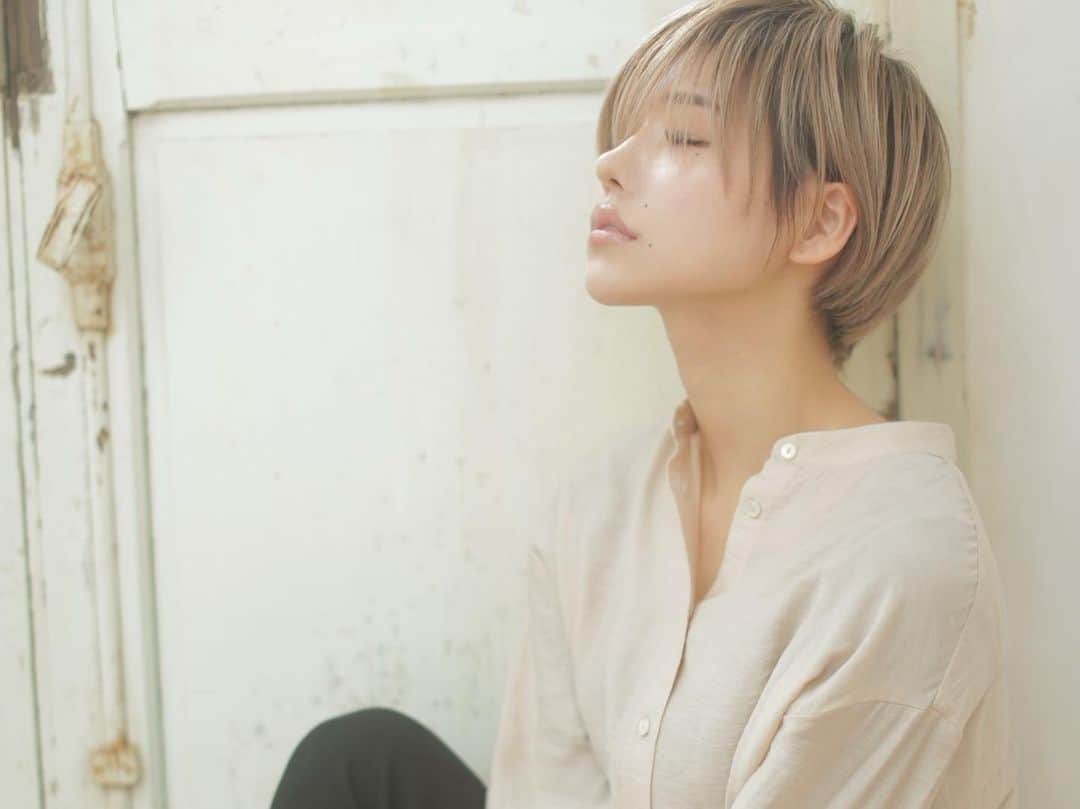 のインスタグラム：「肌の調子がめっちゃいい♥ 最近 @kaoriii_s におしえてもろた このクリームがめっちゃいい！ テクスチャーは 出した時は固めなんやけど 肌につけたときに むちゃくちゃ伸びる！  そしてもっちもちに なる✨✨🥺 もう使って１ヶ月経つけど リピ間違いない🤭 肌も白くなった気がするし 何より最近ニキビできない！ 保湿できてるからかなって おもいます✨✨  わたしは化粧水、乳液の 後に使ってます🤗 自分が今使ってるスキンケアに プラスしてつかってる💋  スキンケアとか 色んな種類や合う合わない 肌質もあるけど 肌綺麗な子に聞くと勉強なるね♥. . かおりんにはいいアイテム 紹介してもろた、、💓  PRとか無しで ほんまにオススメなんで 是非試して見てね💍💓  #dmクリーム #dmクリーム肌再生 #水光肌 #爆弾タンパク質dmクリーム #作品撮り #サロンモデル #猫目 #impression_shots#lovers_nippon_portrait #explorejpn #ビジョビ  #関西サロンモデル #関西サロンモデル募集中 #関西サロンモデル募集 #サロモ #ヘアモデル #メイク好きさんと繋がりたい  #フリーモデル#関西モデル #お洒落さんと繋がりたい #カラコンレポ #make #ショート#ショートヘアモデル #tiktok #ブリーチカラー #バイヤレージュ #ピンクカラー #パープルカラー #ダブルカラー  .」
