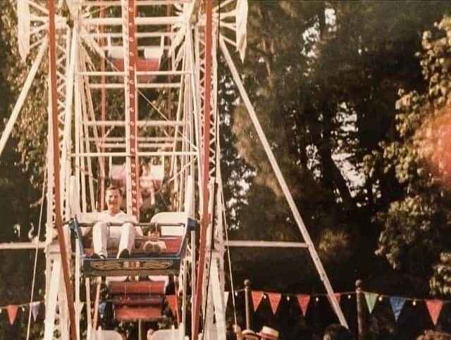 アン・カーティスのインスタグラム：「Happy birthday to the man I wouldn’t mind getting stuck on a Ferris wheel with 🎡 My walking book of wisdom! Happy 78th father dearest!  #1989」