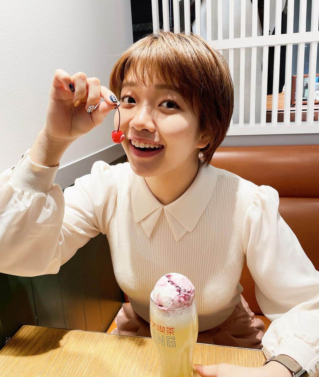 田村華子のインスタグラム：「. #クリームソーダ部　第２回  今回は…メロンソーダが加工のメロン味じゃなくて果肉のメロン味がするクリームソーダでした🤍 本当に美味しかった！  爽やか系より濃厚系〜！  (コップに書かれた文字とイラストも可愛かったのにちゃんと写真撮り忘れた🥲次回からちゃんと写す！)  #ネオ喫茶king  #有楽町カフェ  #クリームソーダ」