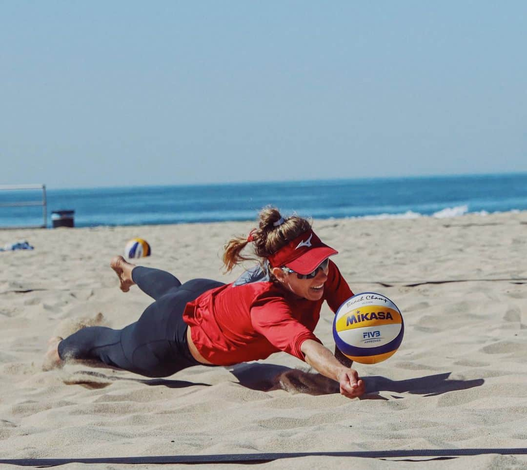 エイプリル・ロスのインスタグラム：「This photo makes me happy 🤗  I’ve been working so hard to avoid putting my knee down first when digging and instead get full extension when laying out for balls🤓 This pic taken yesterday (thanks @amoorephoto_ !) at our scrimmage tournament shows that the work is working, I love when that happens!🤣  Another day today to compete💪🏼 improve👊🏼 and get into competition mode😼 before we leave for our first event of the year and next Olympic qualification tournament in Doha, Qatar next week! 🙌🏼🙏🏼」