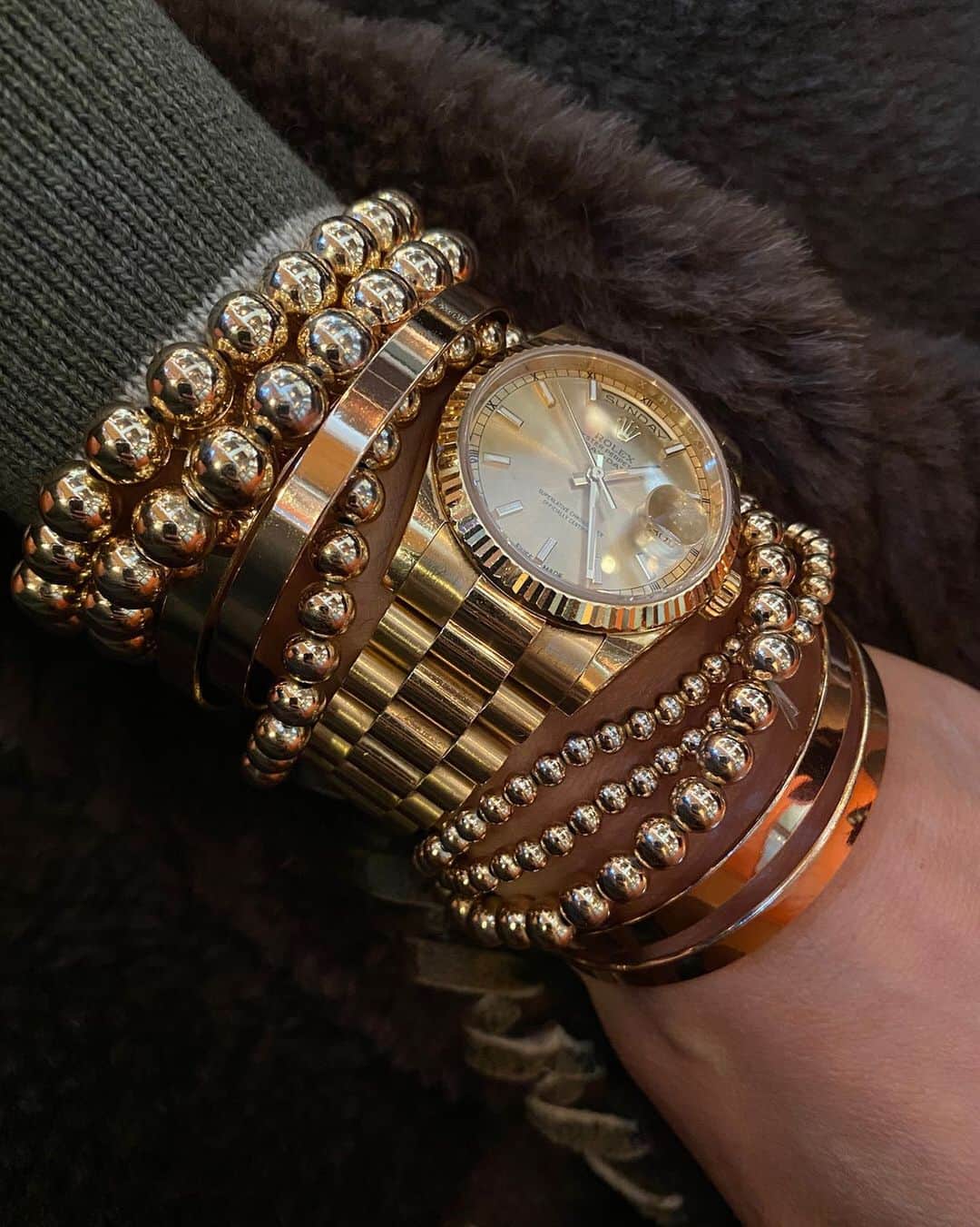 ダニジョーのインスタグラム：「GOLD O’CLOCK 👑🏆⭐️⚜️🔑✨」