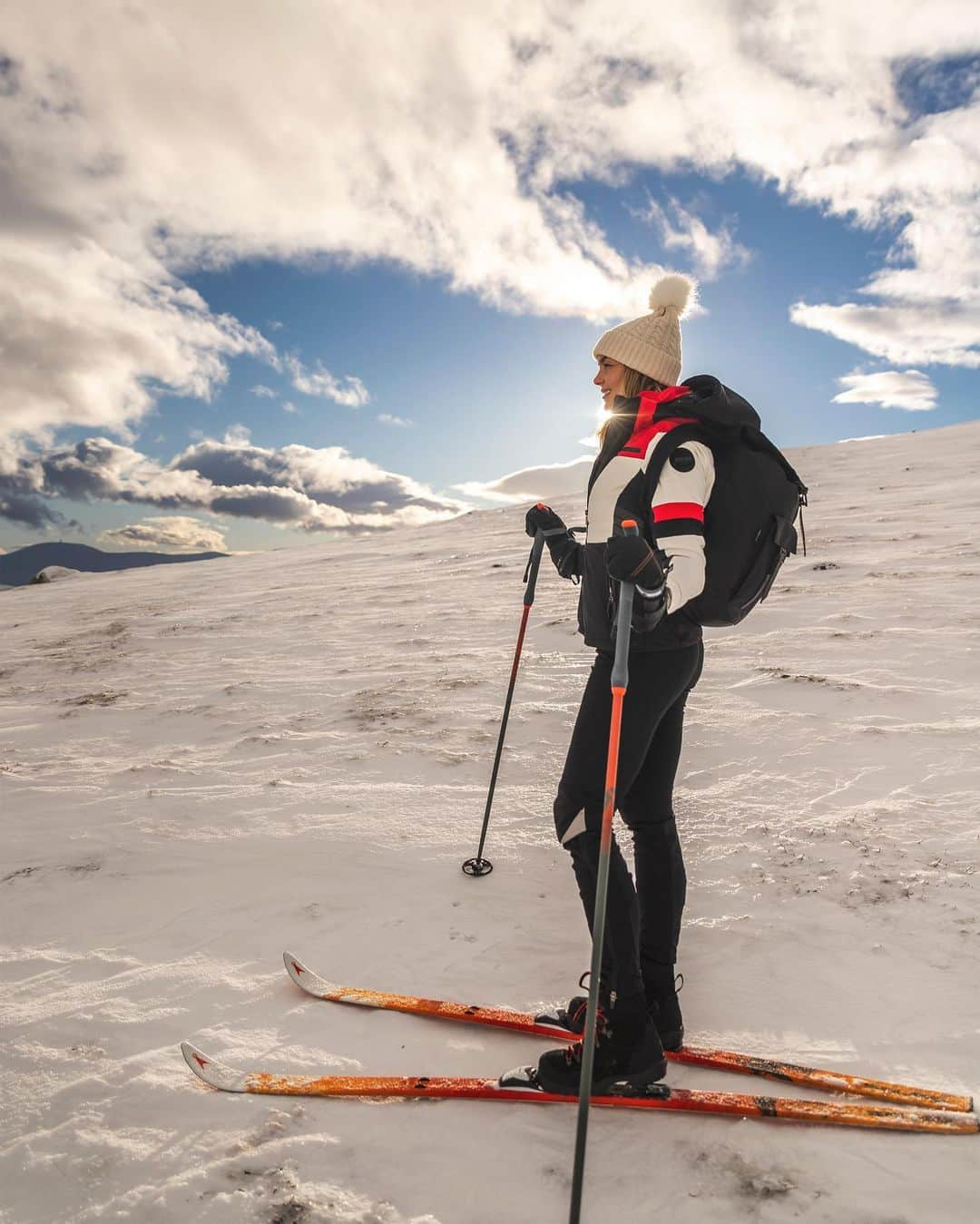 Caroline Berg Eriksenのインスタグラム：「Topptur på fjellski 🏔 Det var gøy 🤩❄️ Nøt en kopp kaffe bak en varde 1500 moh. 🥶」