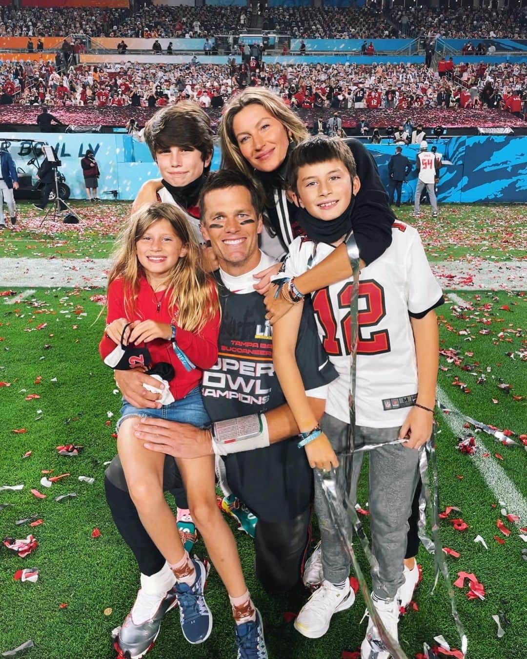 トム・ブレイディのインスタグラム：「Happy anniversary!! I couldn’t have imagined a better wife and partner than you @gisele when I said “I do” 12 years ago. I have had so much fun, happiness and joy seeing our family grow! You are the sweetest, most loving and determined person I know. You always do what’s right, and you are the best example for our kids of what a supportive loving partner is! How blessed am I?? Te amo」