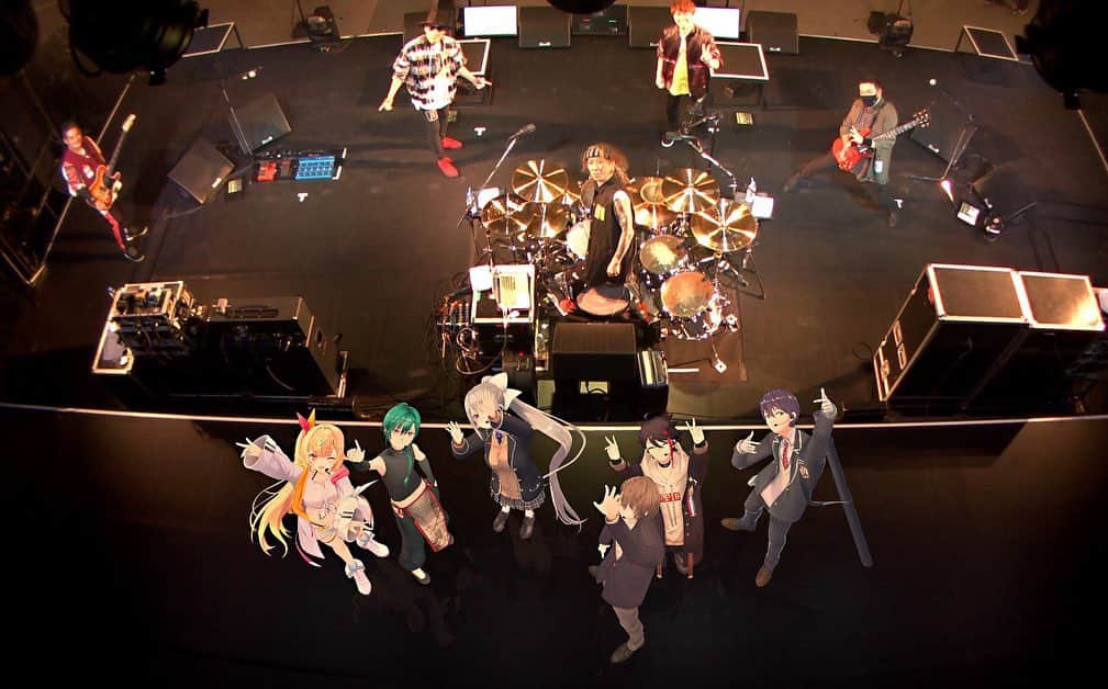 KOHSHIのインスタグラム：「にじさんじAnniversary Festival 2021  前夜祭お疲れ様でした！  V Tuberとのコラボライブ！ 新しかったし、二次元と三次元！ 境界がなくなるスゲー時代になったなぁと。  提供させていただいた「虹色のPuddle」もライバーさん達と一緒に歌えて楽しかったし、何より1年ぶりの有観客ライブ♬  お客さんの顔の見える景色とリンクして泣けました。  とにかくアニバーサリーを大いに祝って参りました。  改めて3周年おめでとうございます㊗️  #flow #にじさんじ #vtuber #虹色のpuddle #nijisanji」